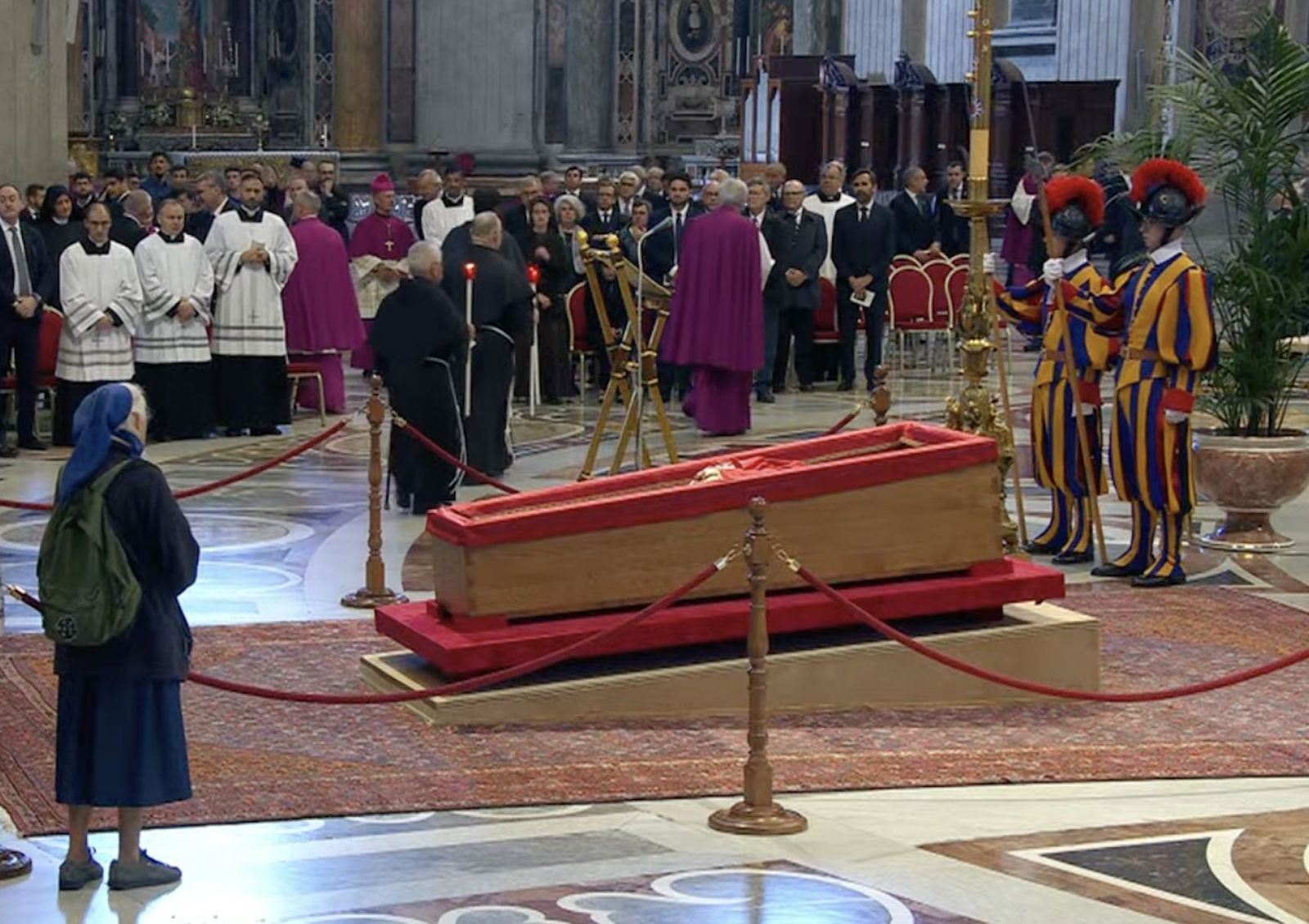 Genevieve Jeanningros reza ante el féretro de Francisco