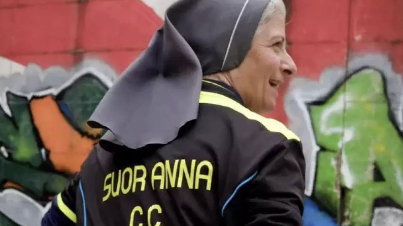 Sor Anna, ejerciendo de árbitro en la prisión