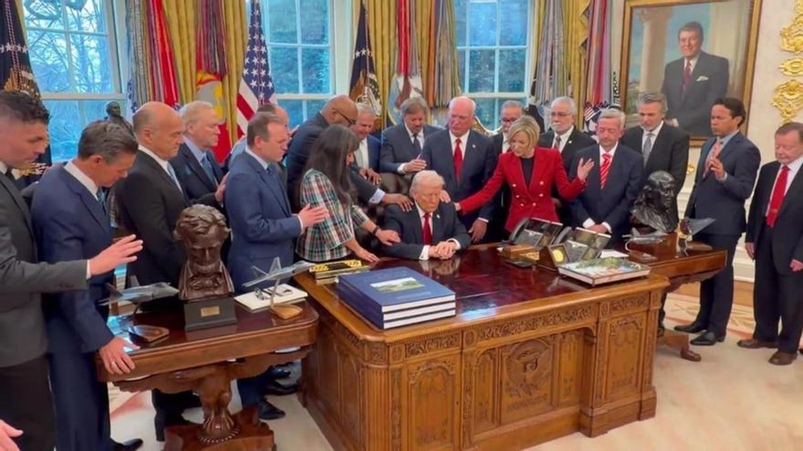 Lideres religiosos orando por Donald Trump