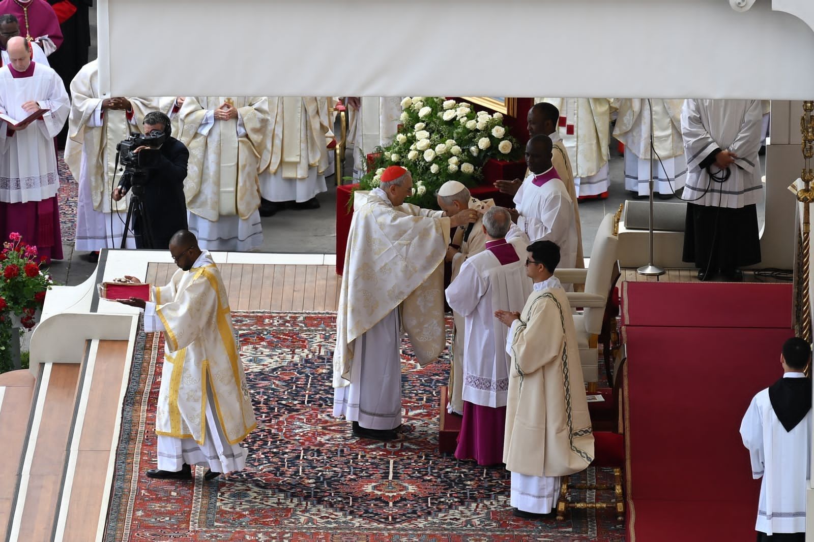 imposicion del palio al nuevo papa