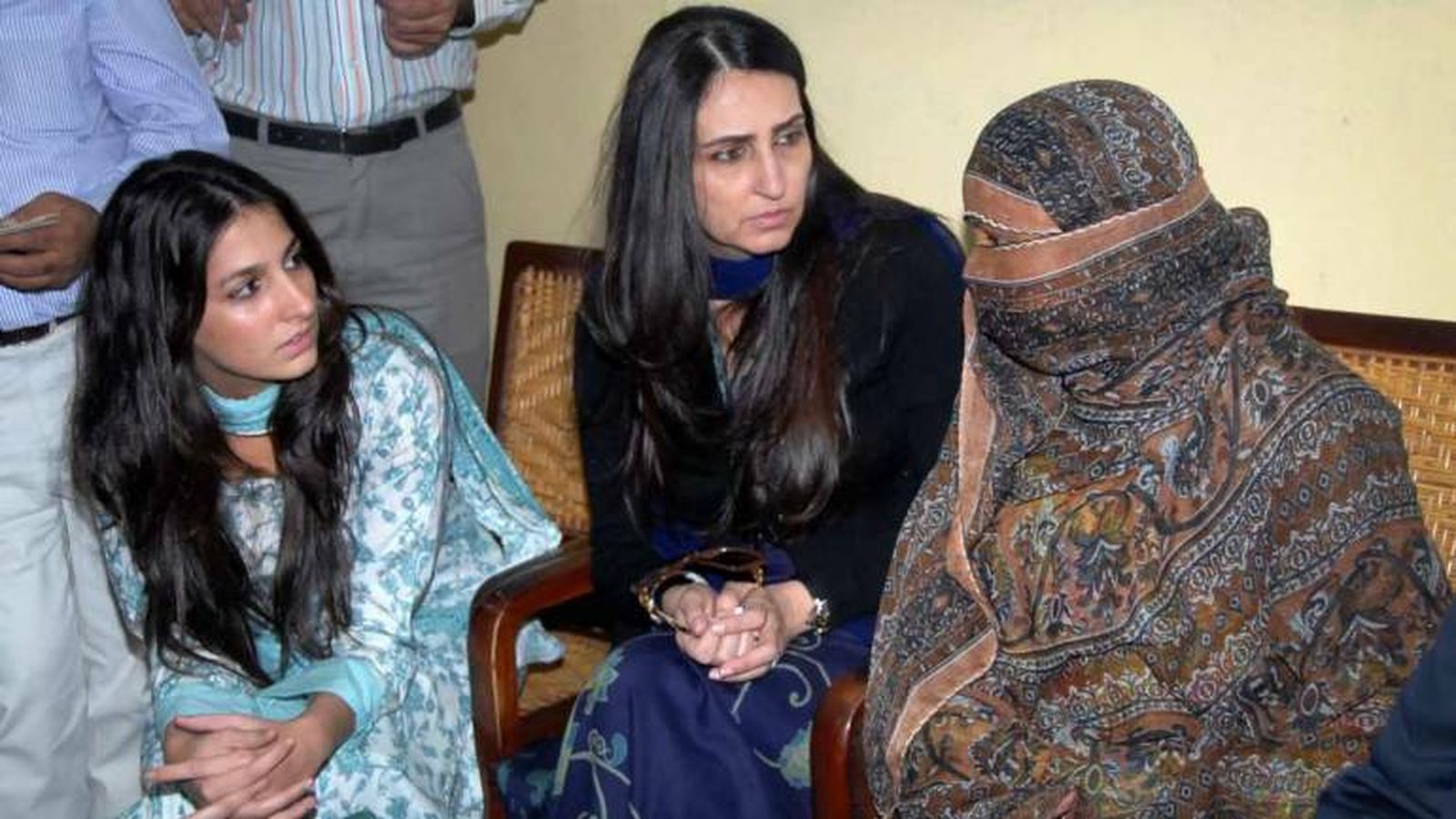 Asia Bibi (d) habla con dos mujeres