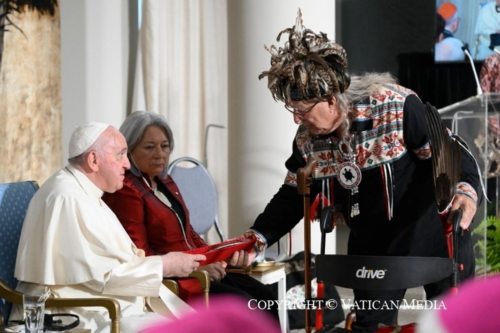 Francisco recibe un presente de uno de los líderes indígenas de Quebec