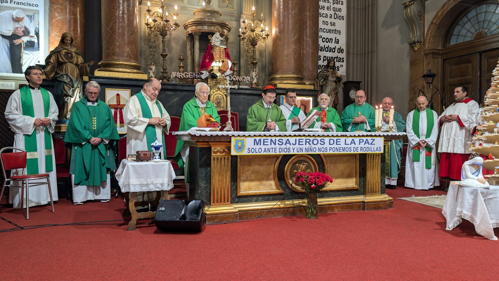 Cobo y el Padre Ángel en la iglesia de san Antón