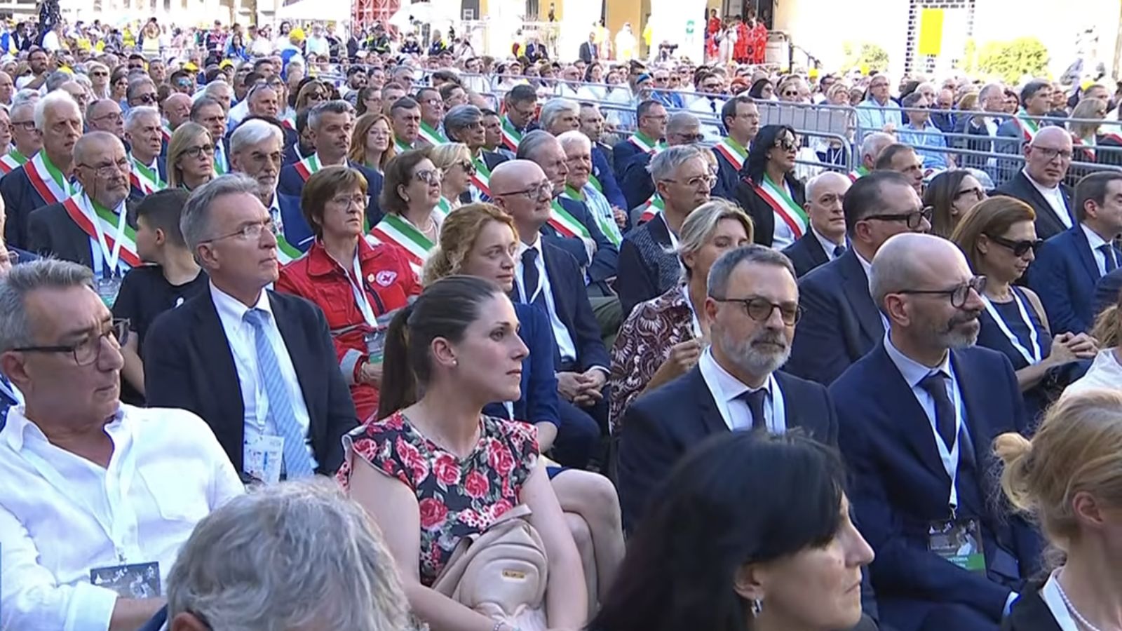 Autoridades escuchan al papa en la Piazza Vittoria de Pavía