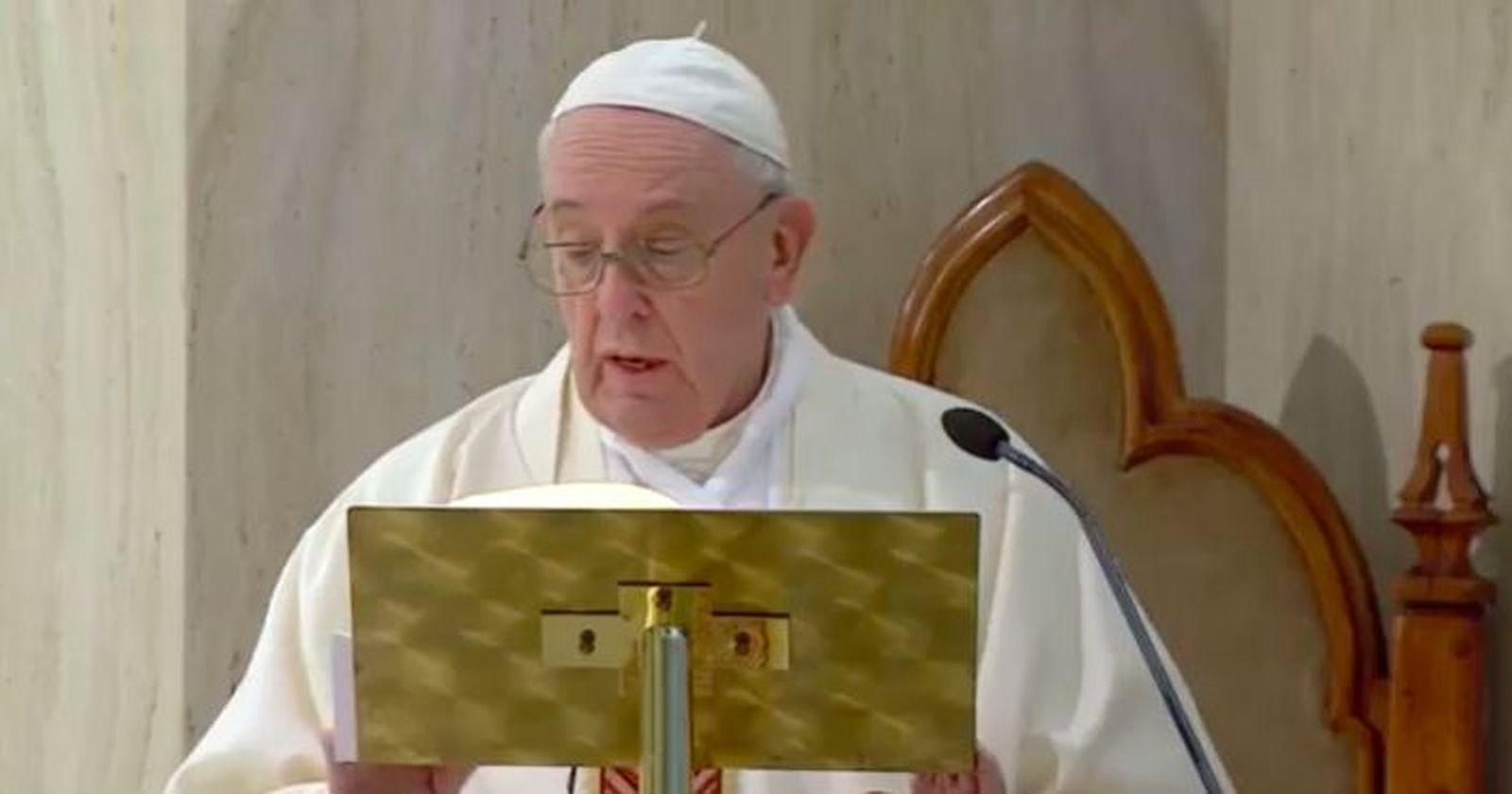 Francisco dedica la misa a los que mueren solos