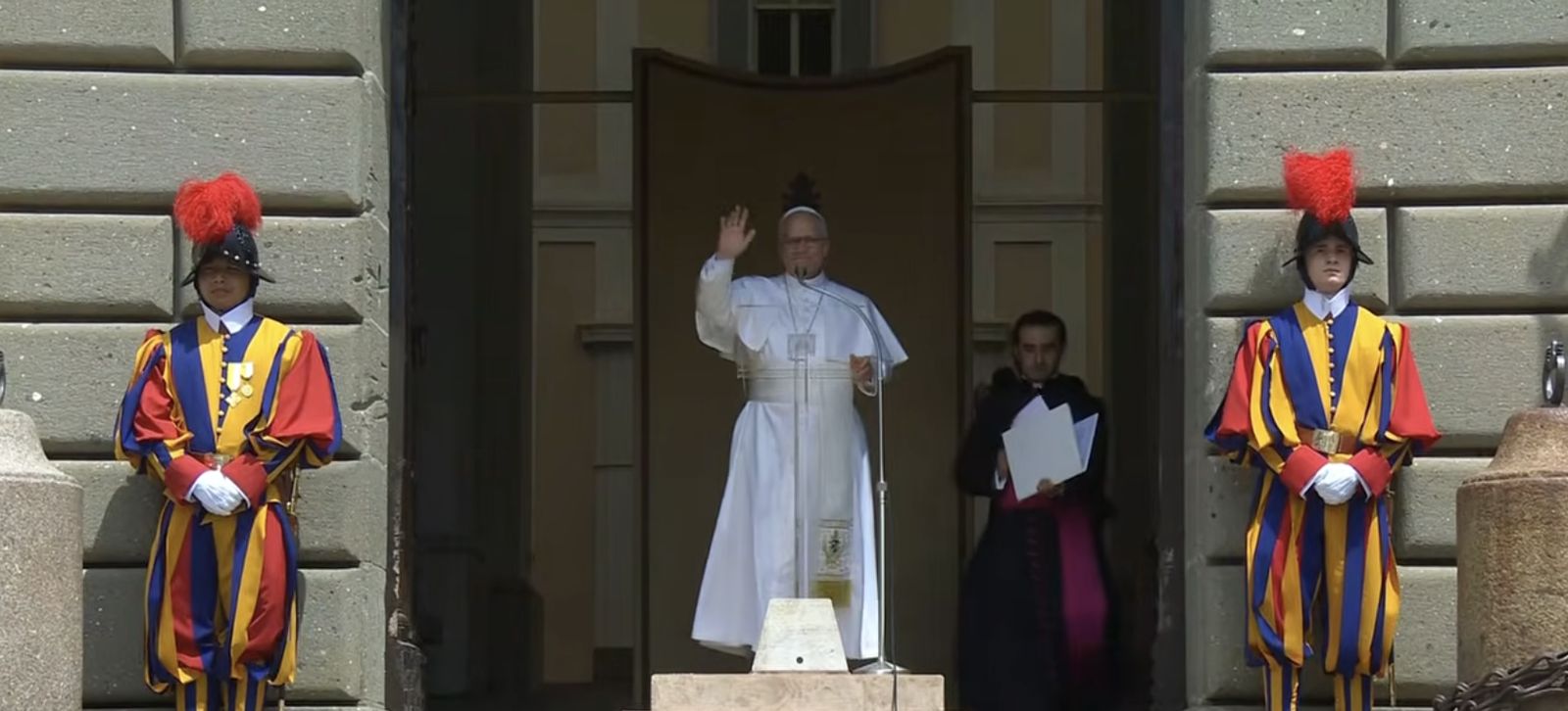 El Papa saluda a los fieles