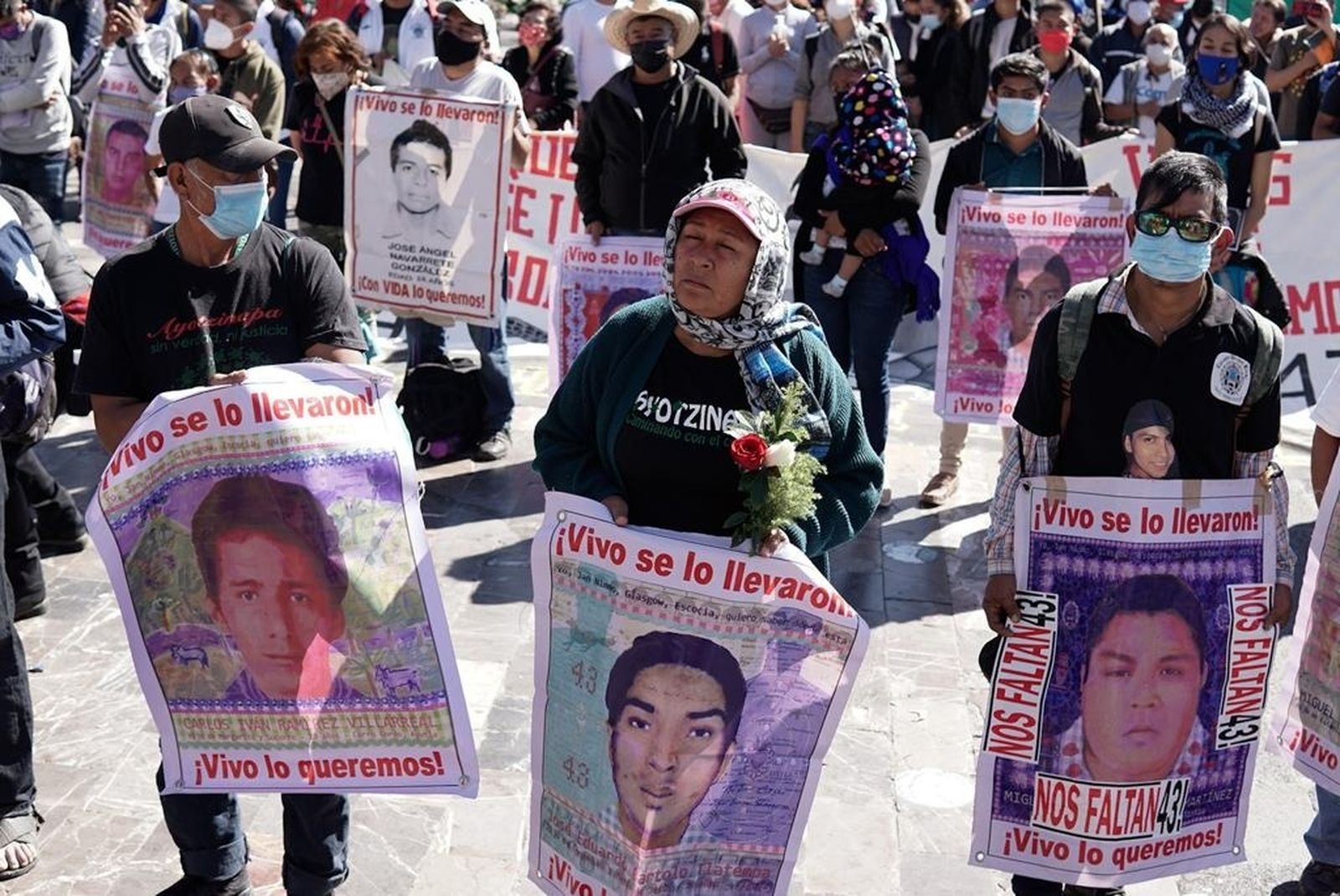 Padres y familiares de los 43 normalistas desaparecidos de Ayotzinapa escuchan la misa a cielo abierto realizada en la Basílica de Guadalupe,el 26 de diciembre de 2021. Foto Pablo Ramos