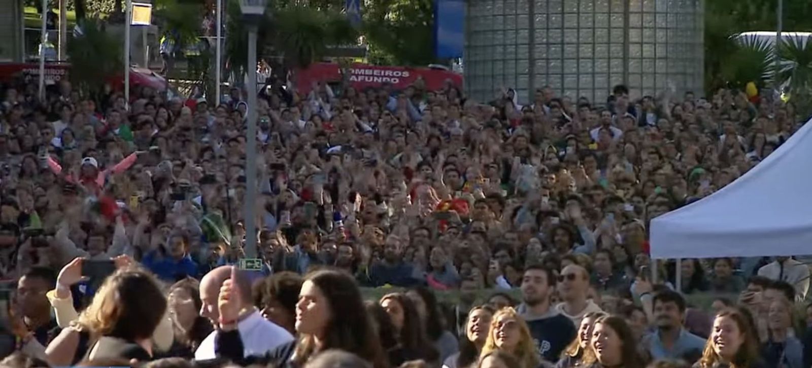Los jóvenes estudiantes católicos reciben al Papa