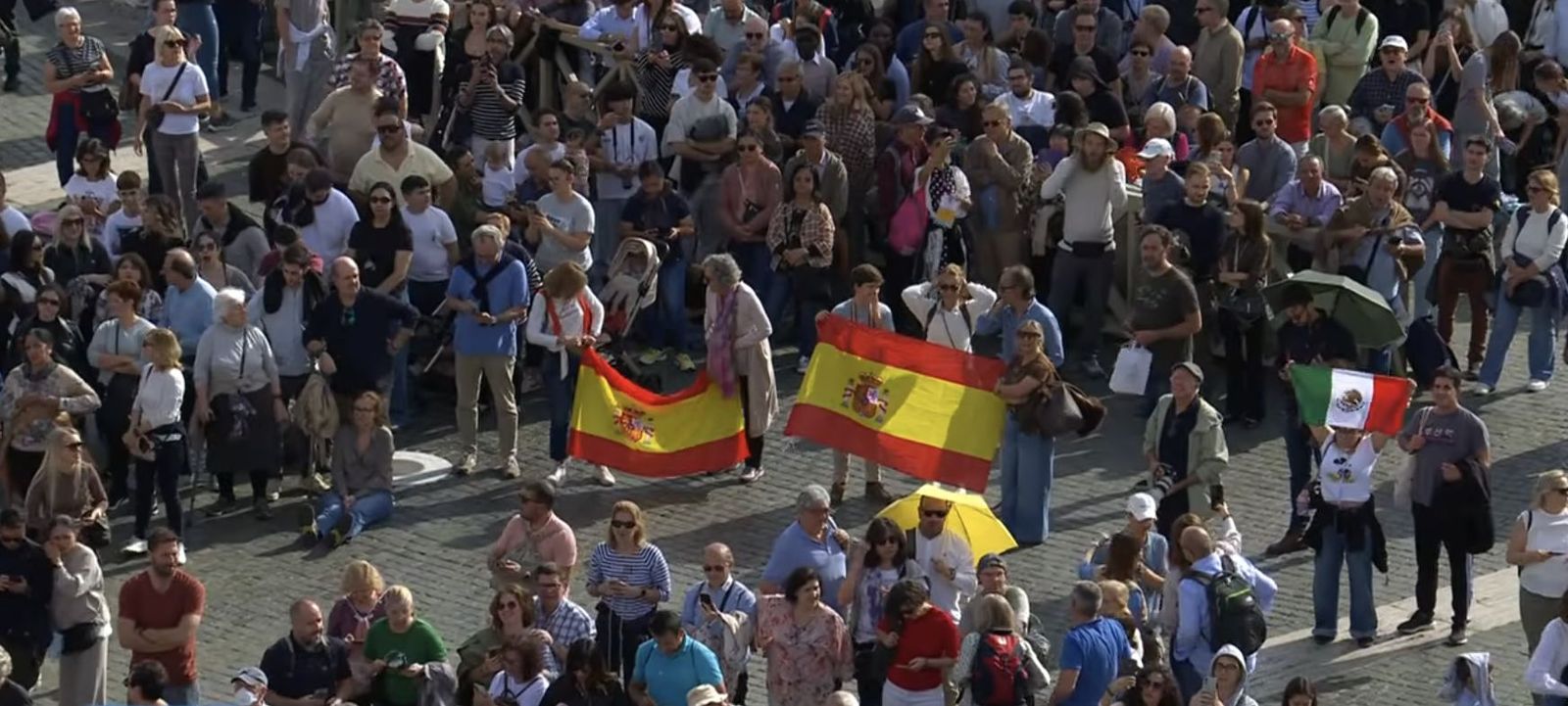 Banderas españolas y mexicanas en San Pedro
