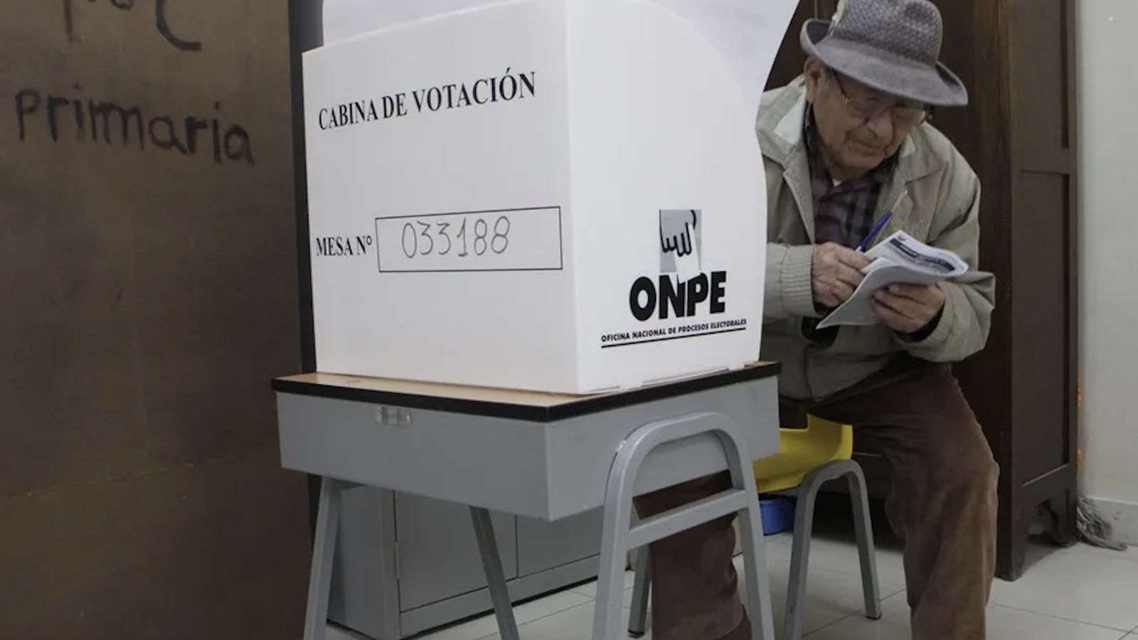 Un hombre vota en unas elecciones en Perú
