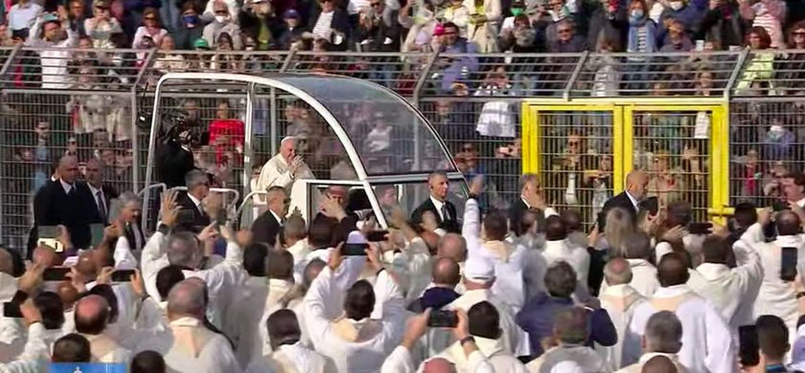 Francisco, a su llegada a Matera