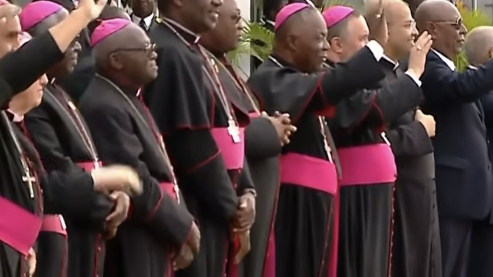 Obispos y autoridades despiden al Papa