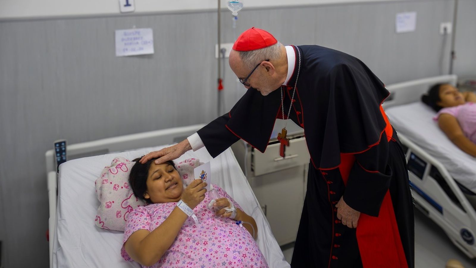 Visita del Cardenal Michael Czerny a hospitales de Chiclayo