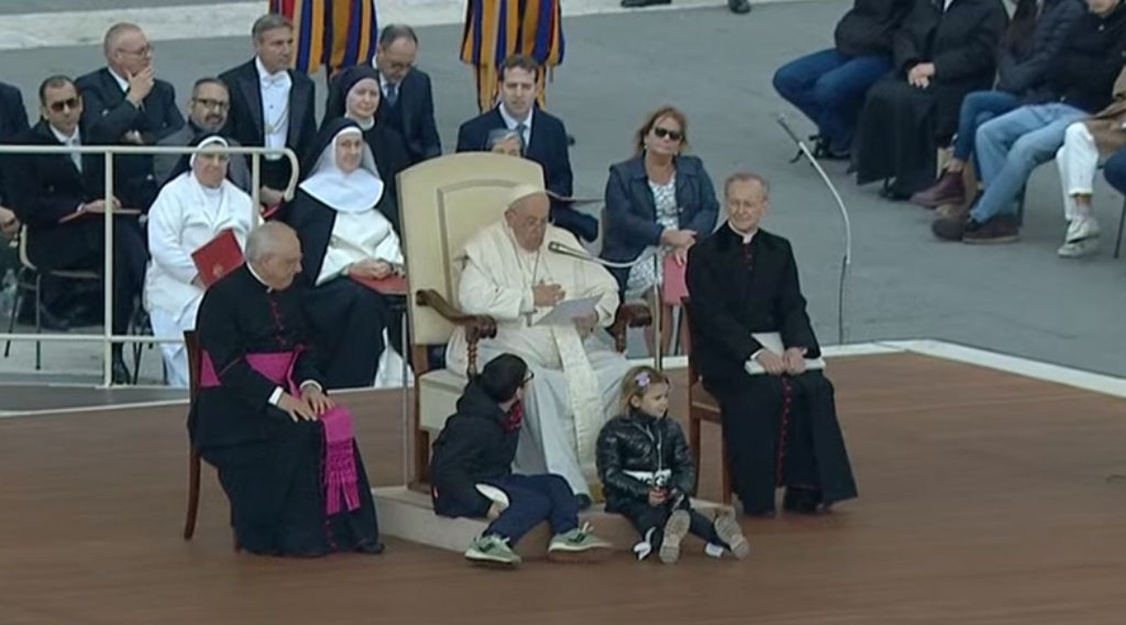 Niños a los pies del Papa