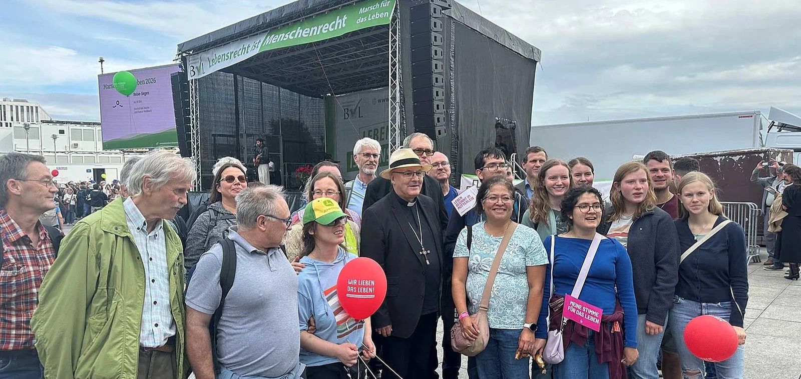 Grupo de manifestantes en Berlín, junto a Rudolf Voderholzer, obispo de Ratisbona