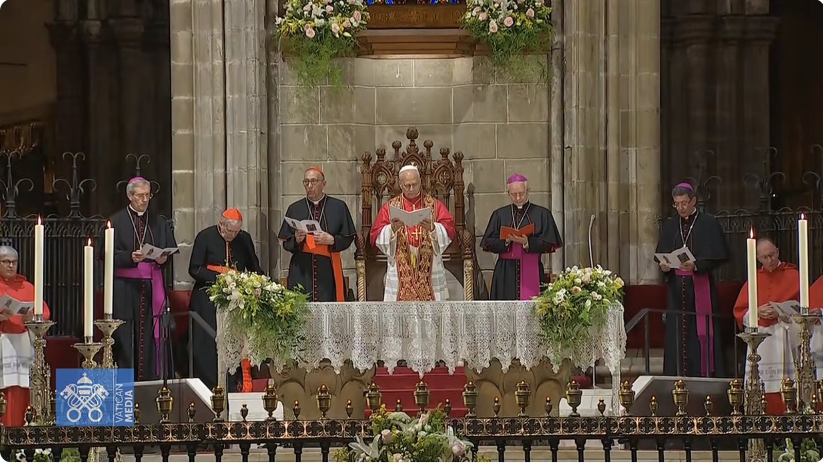 El Papa, durante el rezo en la catedral de Barcelona