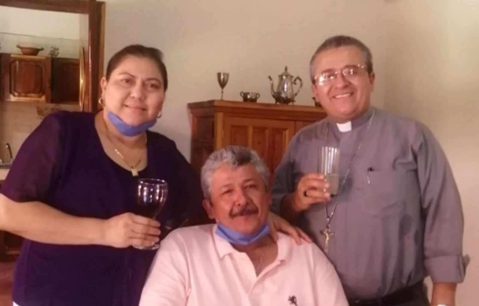 Joel, con su hermano Olegario y su cuñada Noelia