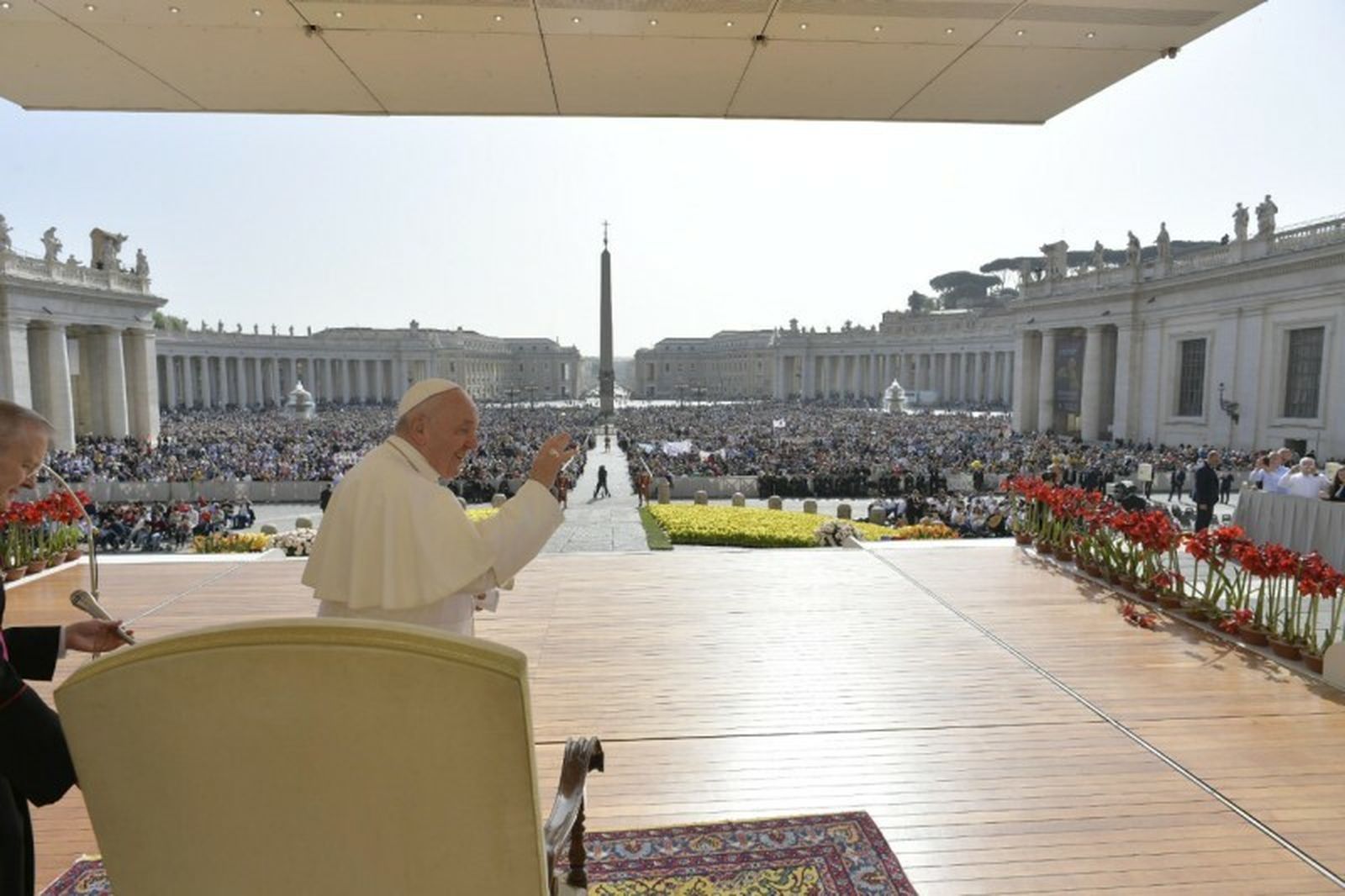 Francisco saluda a los miles de fieles presentes en la plaza de San Pedro