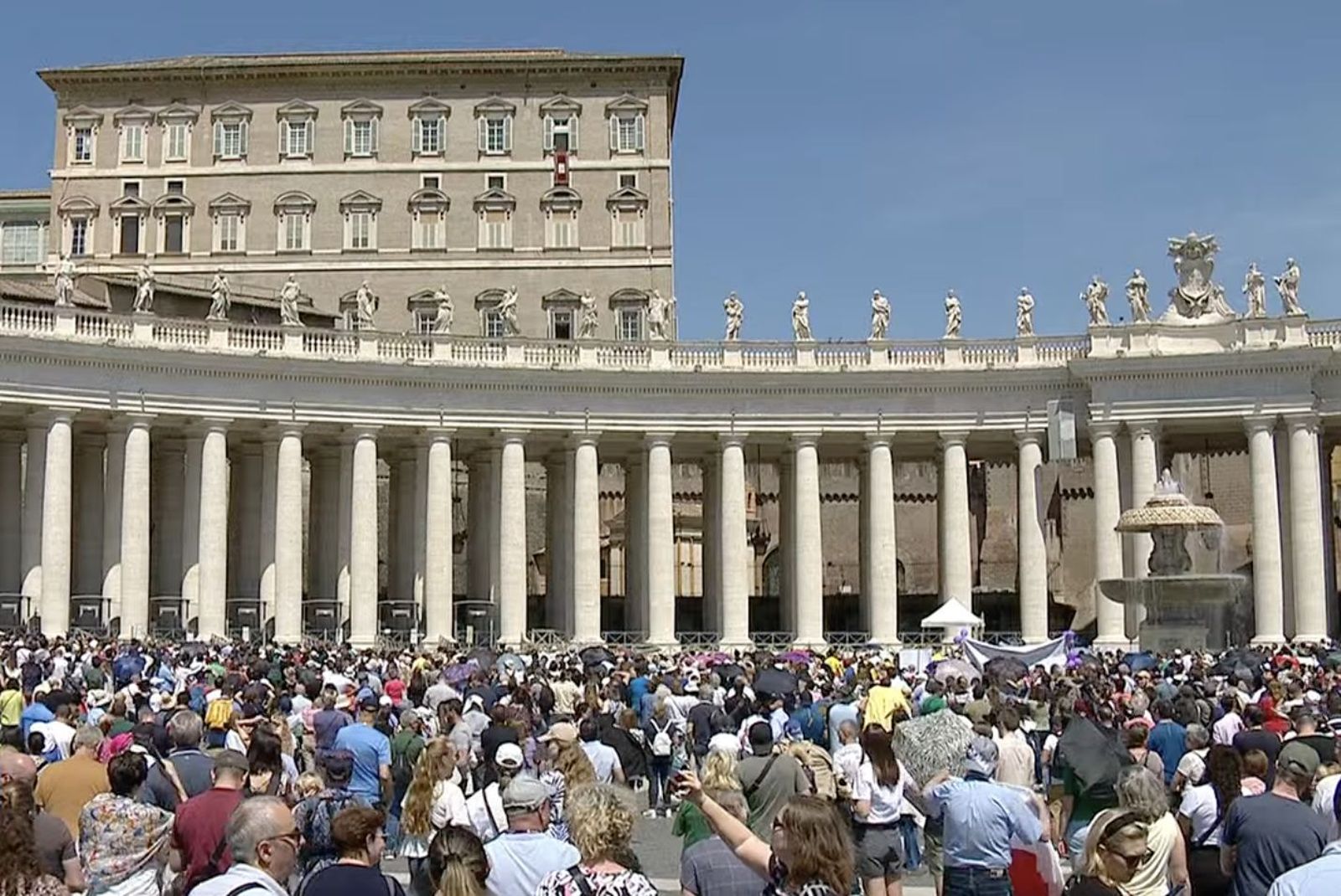 Los peregrinos esperan la salida del Papa al balcón para el Regina Coeli