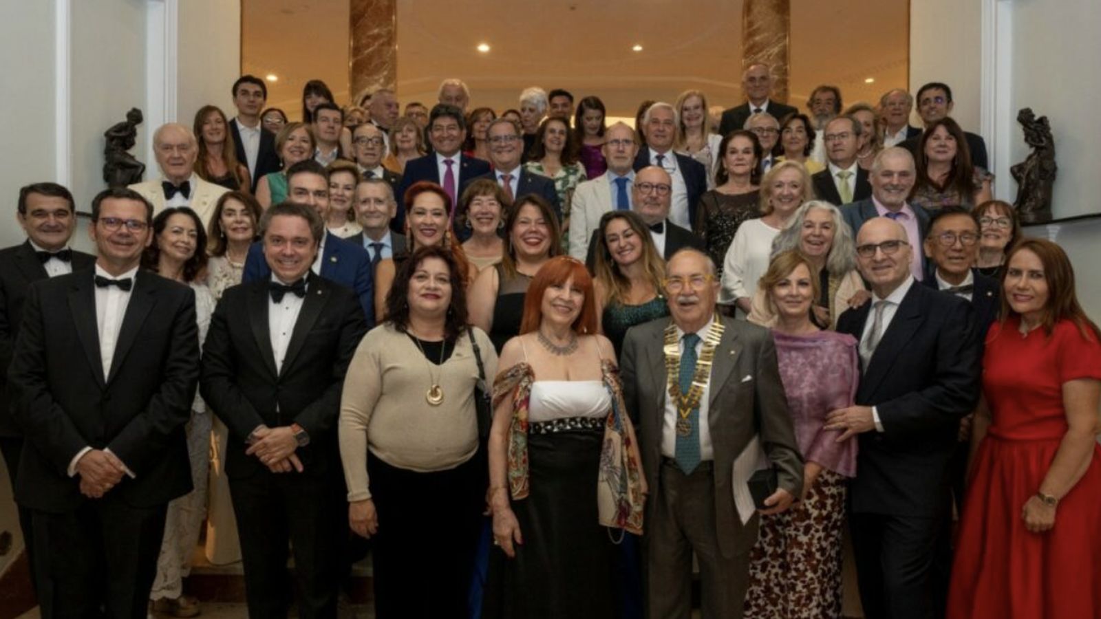 Foto de familia tomada durante la cena