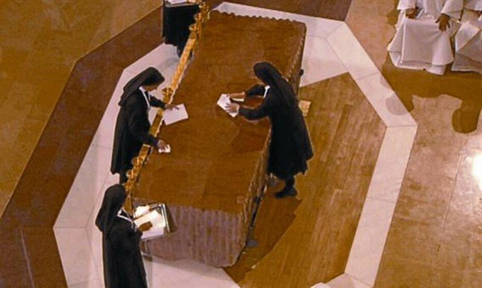 Las monjas que limpiaron el altar de la Sagrada Familia