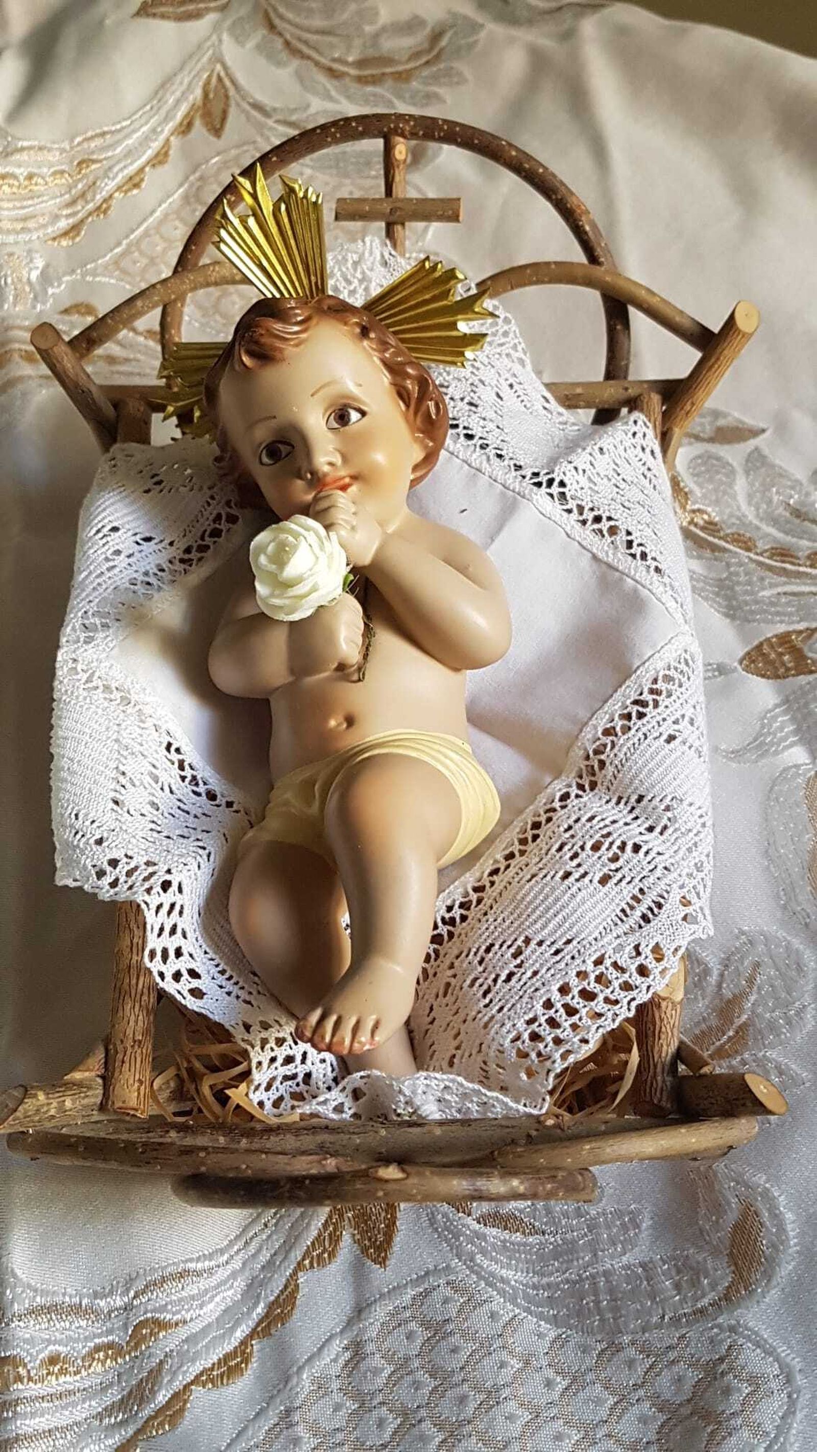 Belenistas de España proponen recordar a las víctimas de la pandemia con una rosa blanca