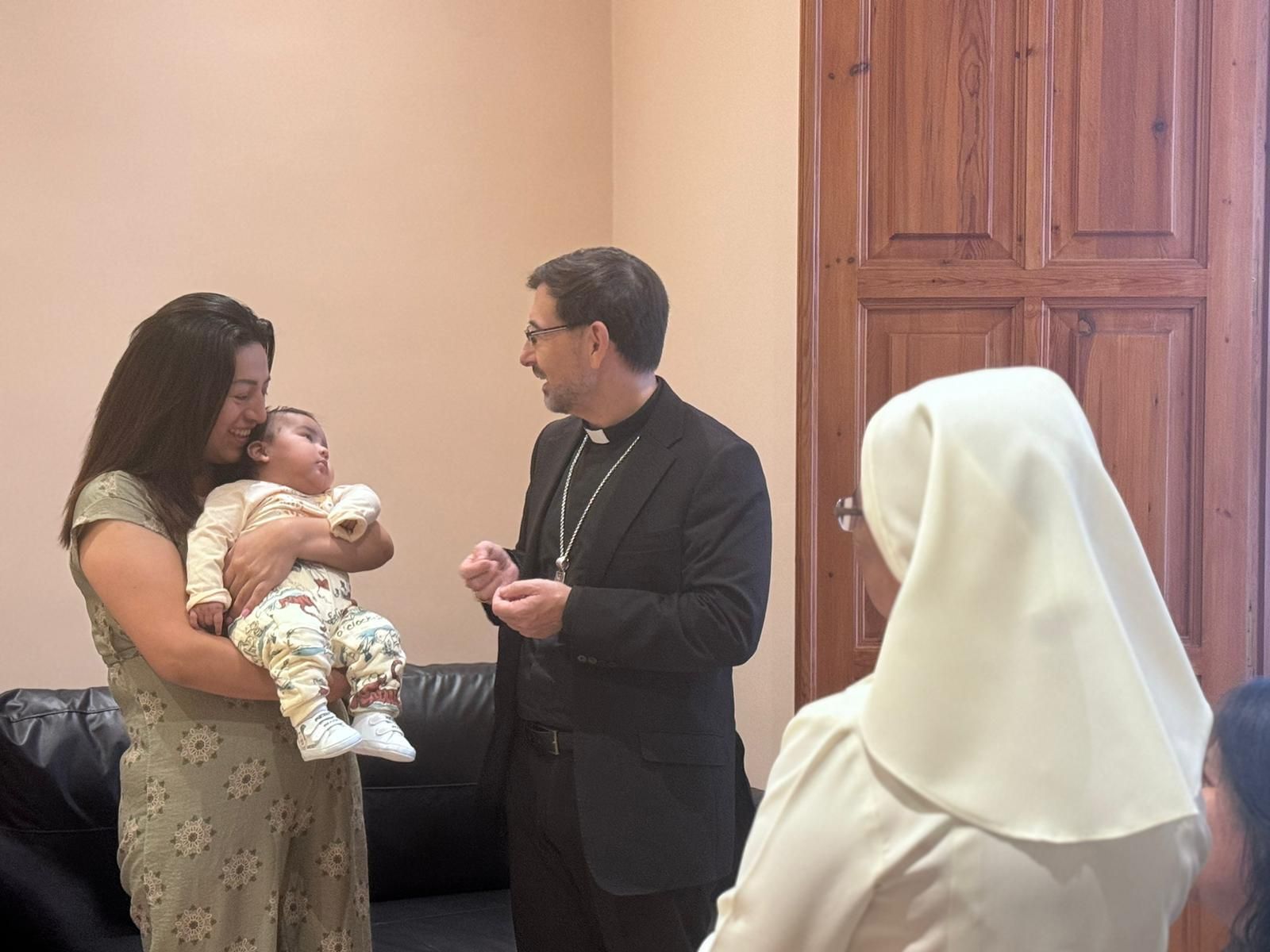 Cobo, con una de las beneficiarias del proyecto de Cáritas