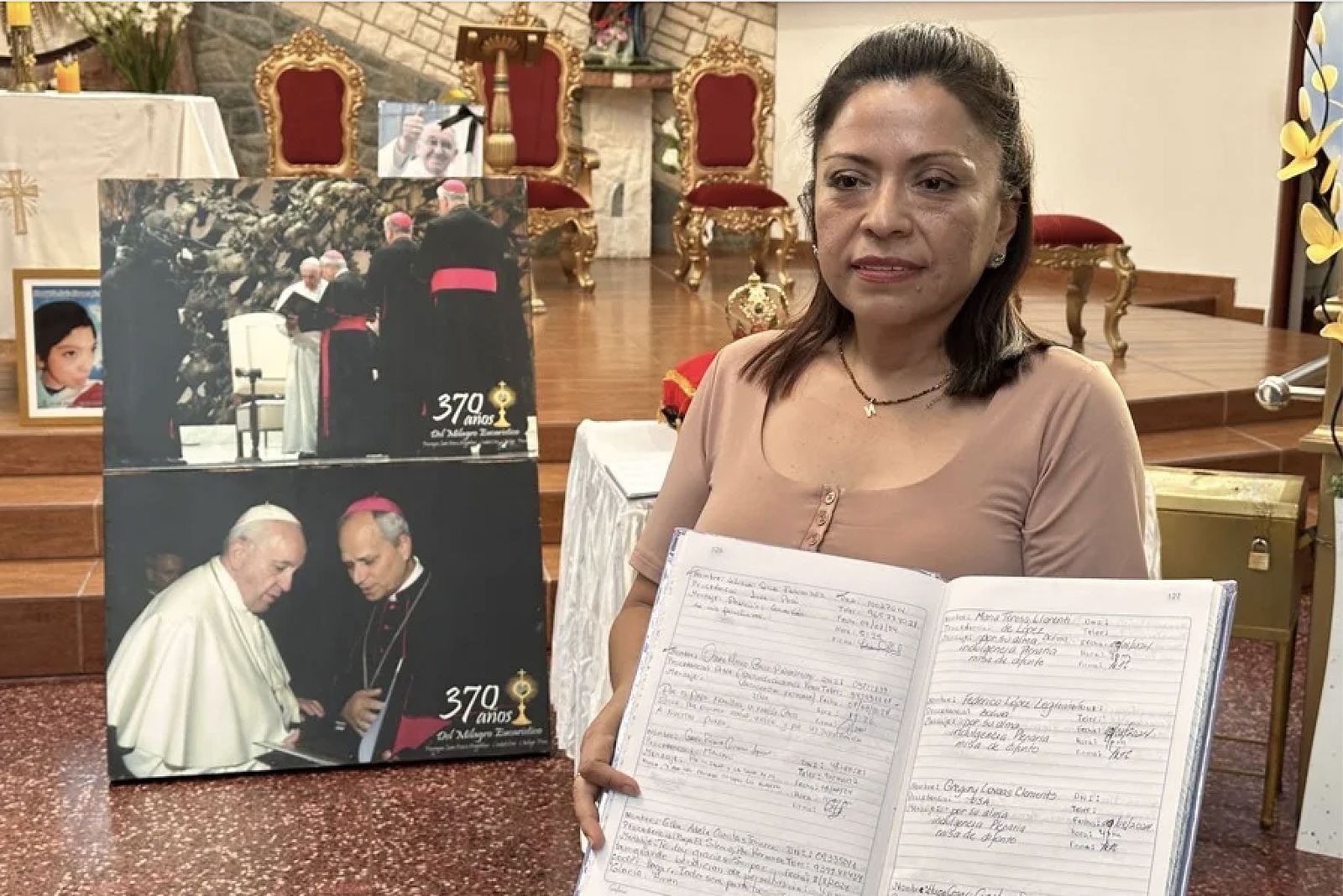 Noemi Ñiquen, de la parroquia Santa María Magdalena, con unos cuadernos con testimonios de fe hechos por visitantes