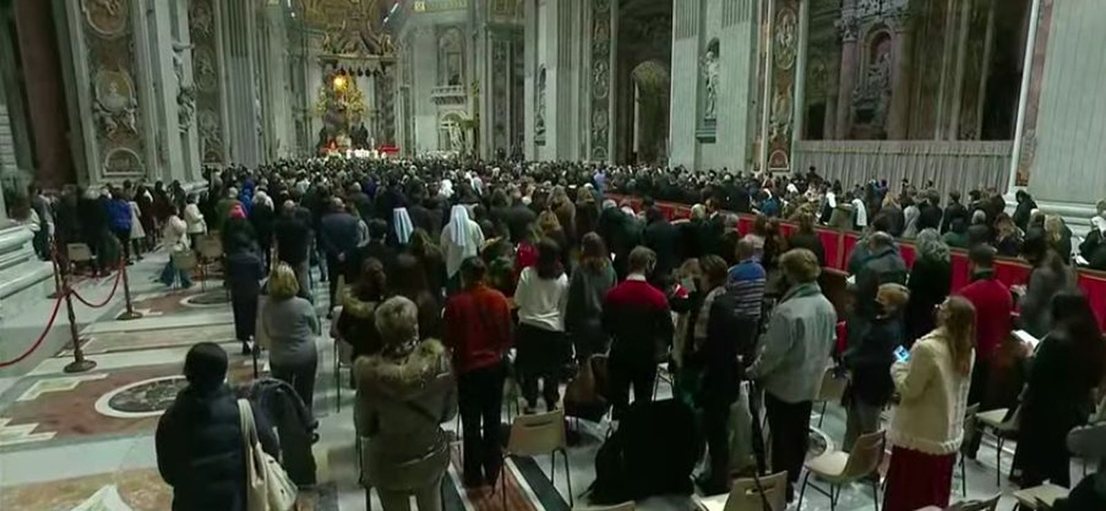 Centenares de fieles en San Pedro