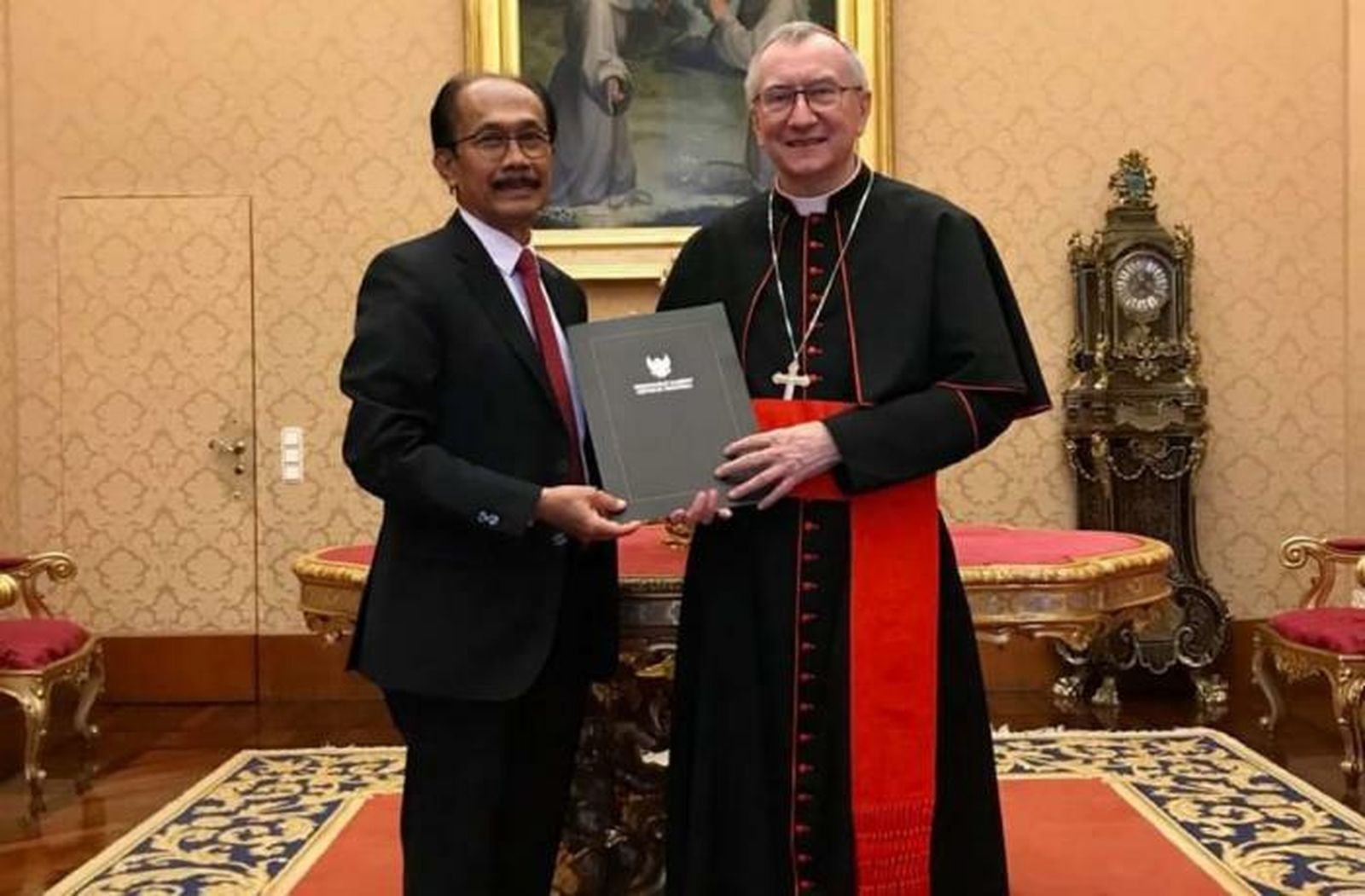 El embajador Syriono entregó la invitación oficial a Parolin