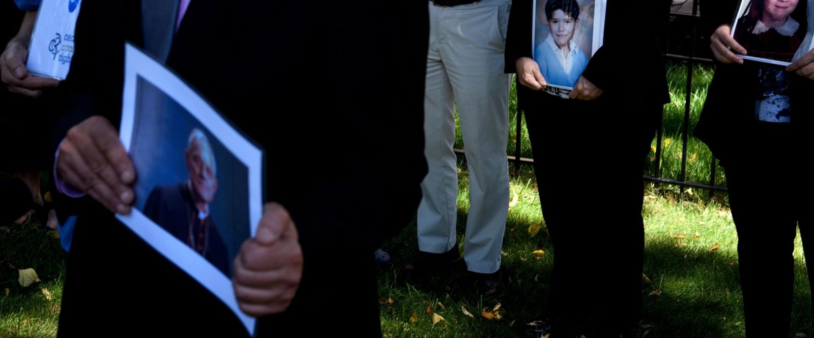 Activistas, víctimas de abuso y sus familiares protestan frente a la embajada del Vaticano en los Estados Unidos, el 30 de agosto de 2018, en Washington, DC. Fotografía de Brendan Smialowski