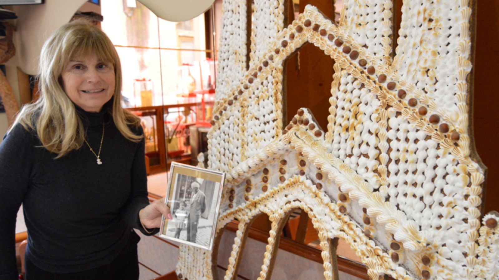 Maria Antònia Ventura revisa encargos en medio del ritmo intenso de la campaña.