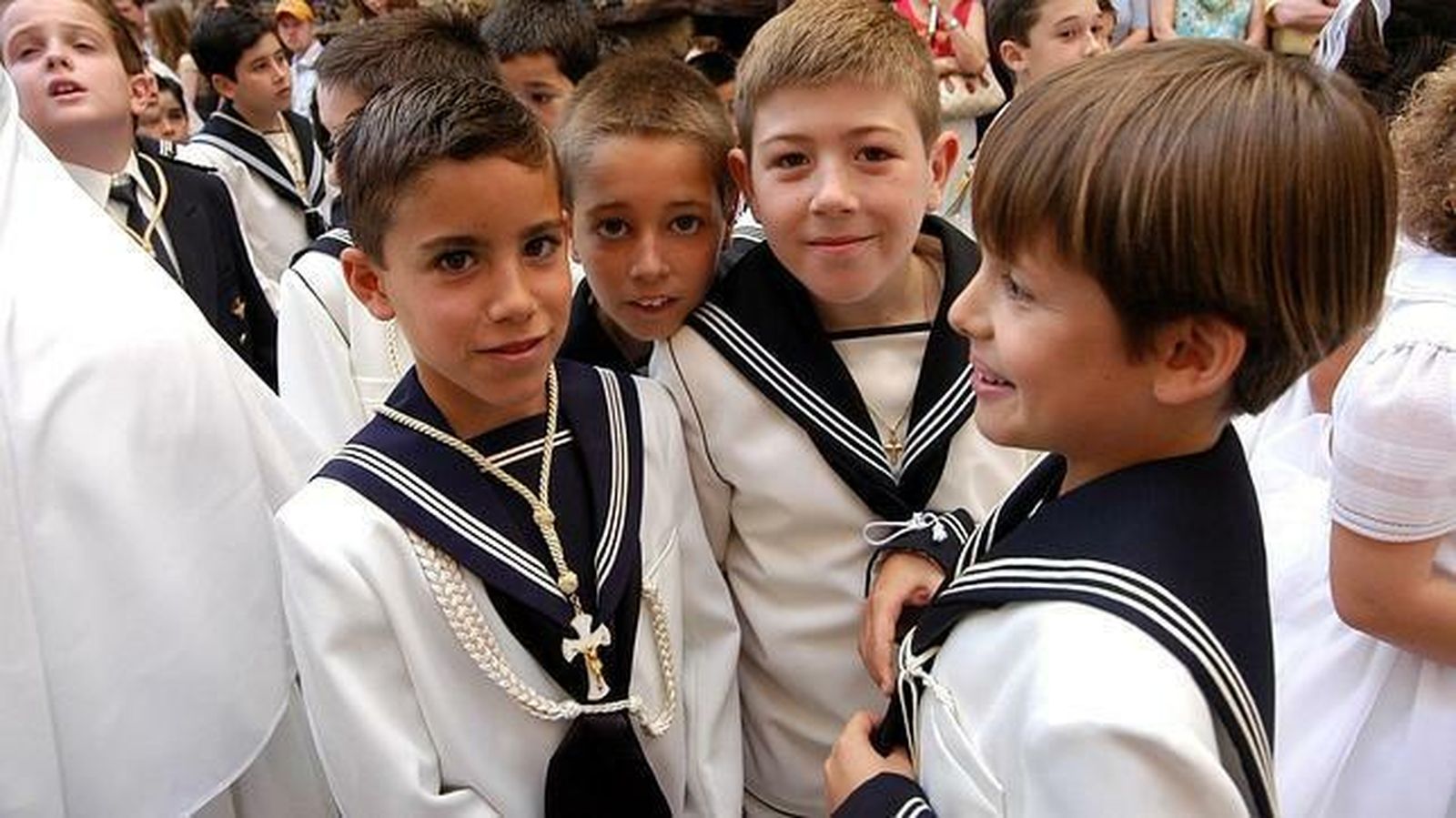 Niños vestidos de marinero para su primera comunión