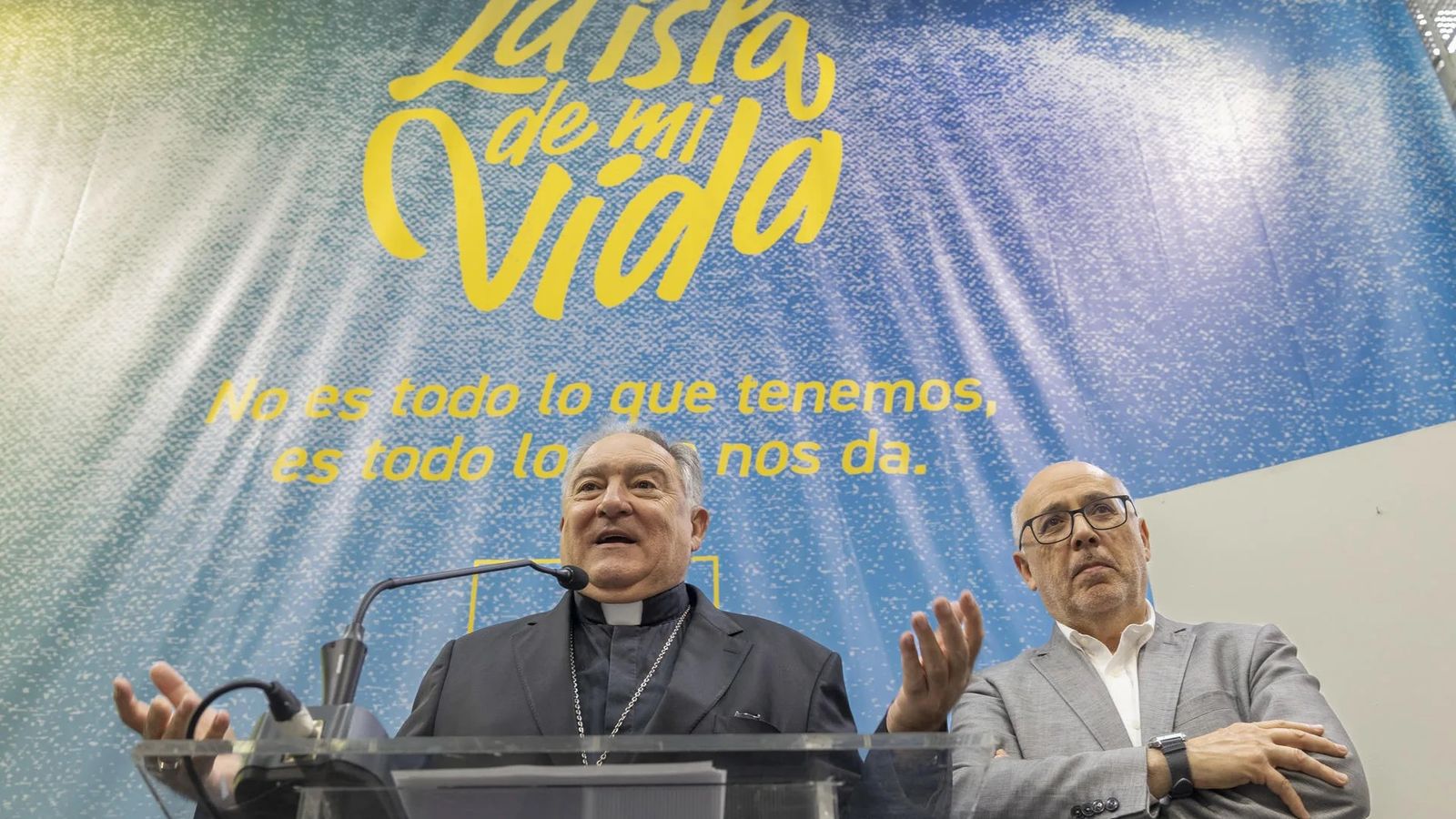 El obispo de la Diócesis de Canarias, José Mazuelos (i) y el presidente del Cabildo de Gran Canaria, Antonio Morales