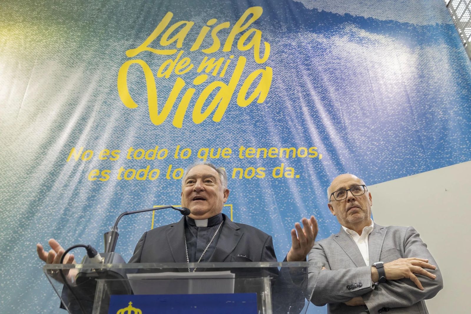El obispo de la Diócesis de Canarias, José Mazuelos (i) y el presidente del Cabildo de Gran Canaria, Antonio Morales