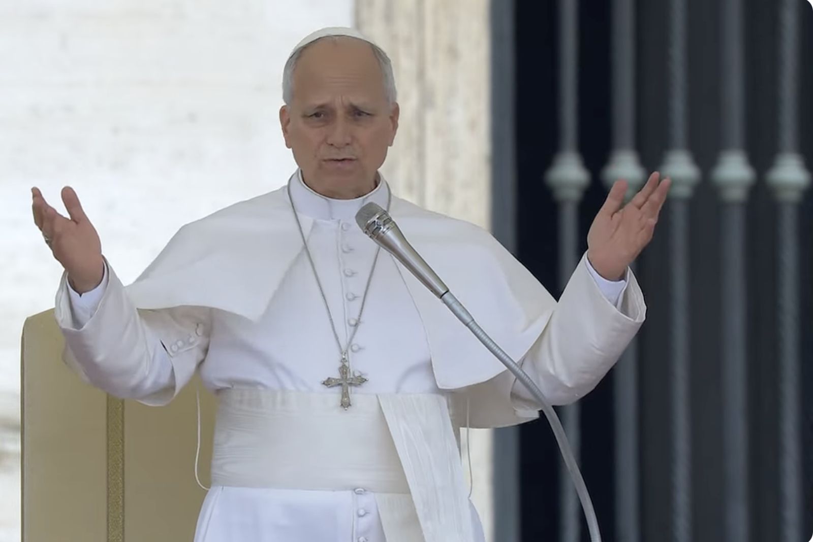 El Papa da la bienvenida a los asistentes a la audiencia general