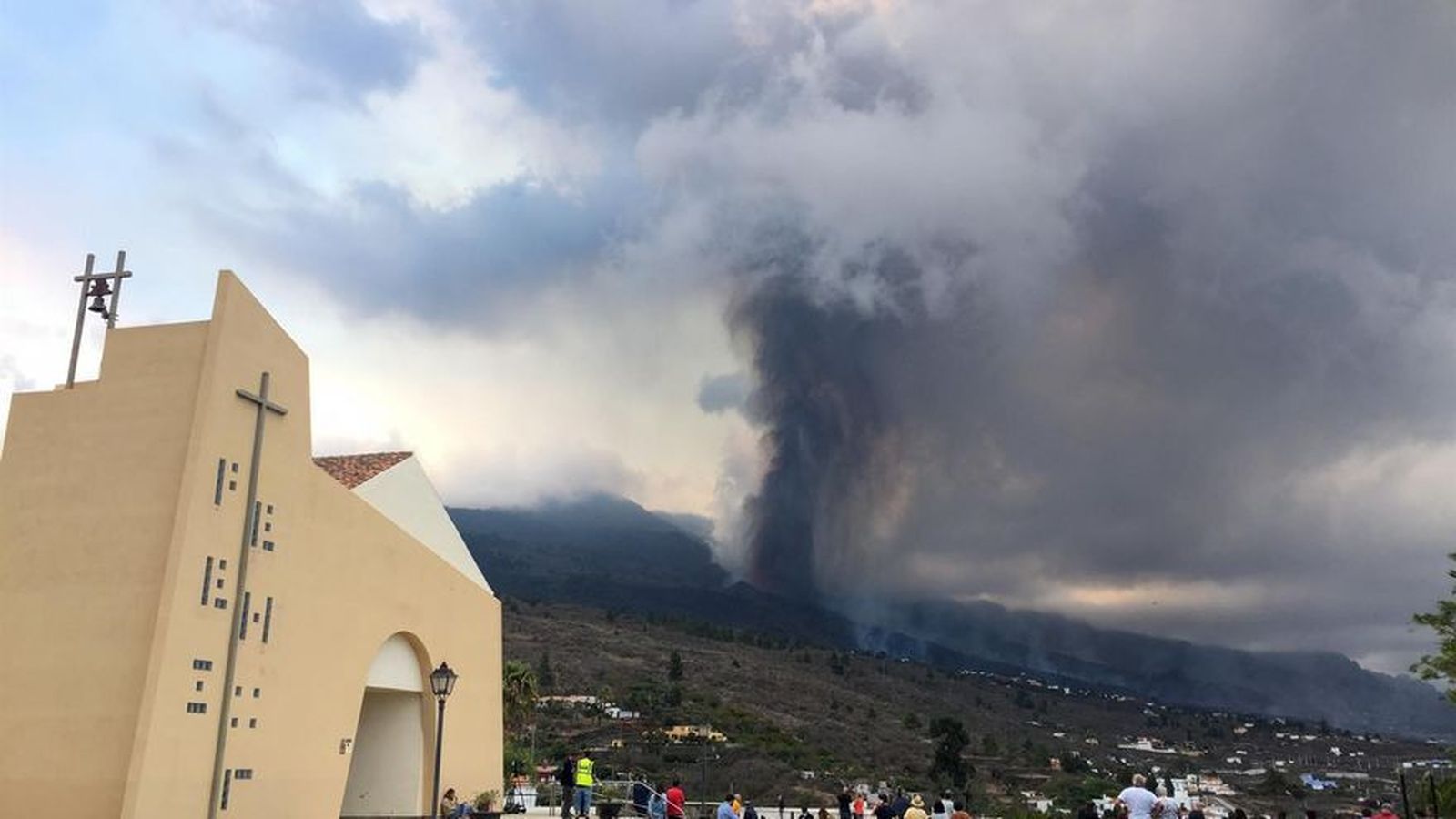 La Iglesia, presente en mitad de la erupción del volcán