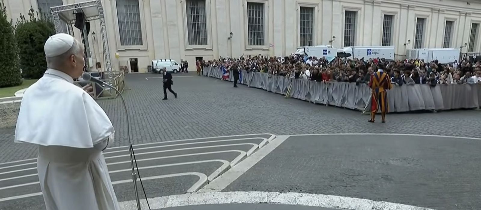 León, con los jóvenes que quedaron fuera