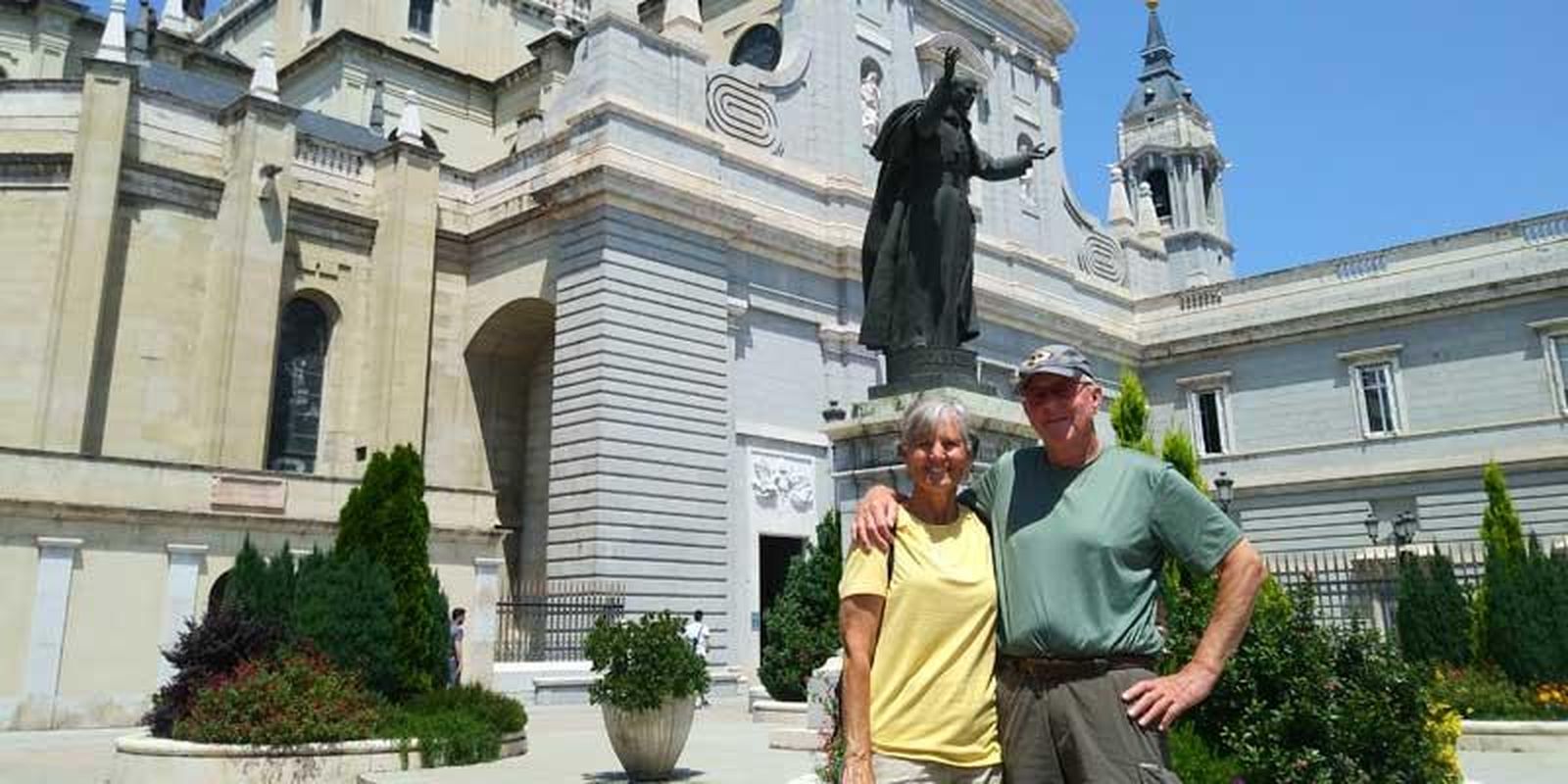 Visitantes en la catedral de la Almudena