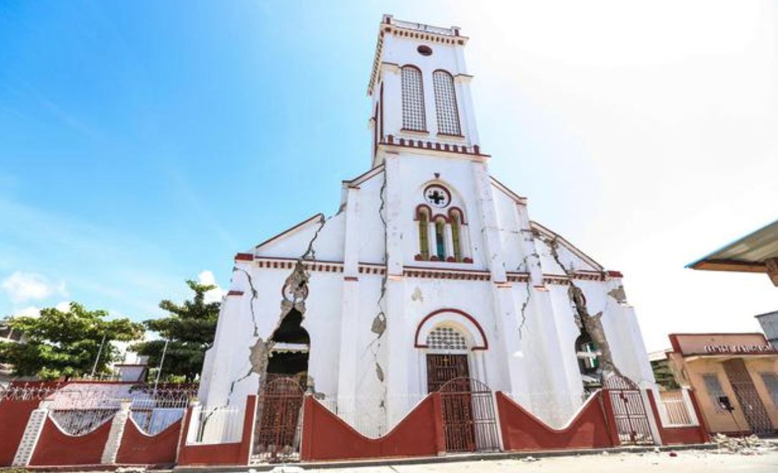 Iglesia con grietas en Haití tras el terremoto