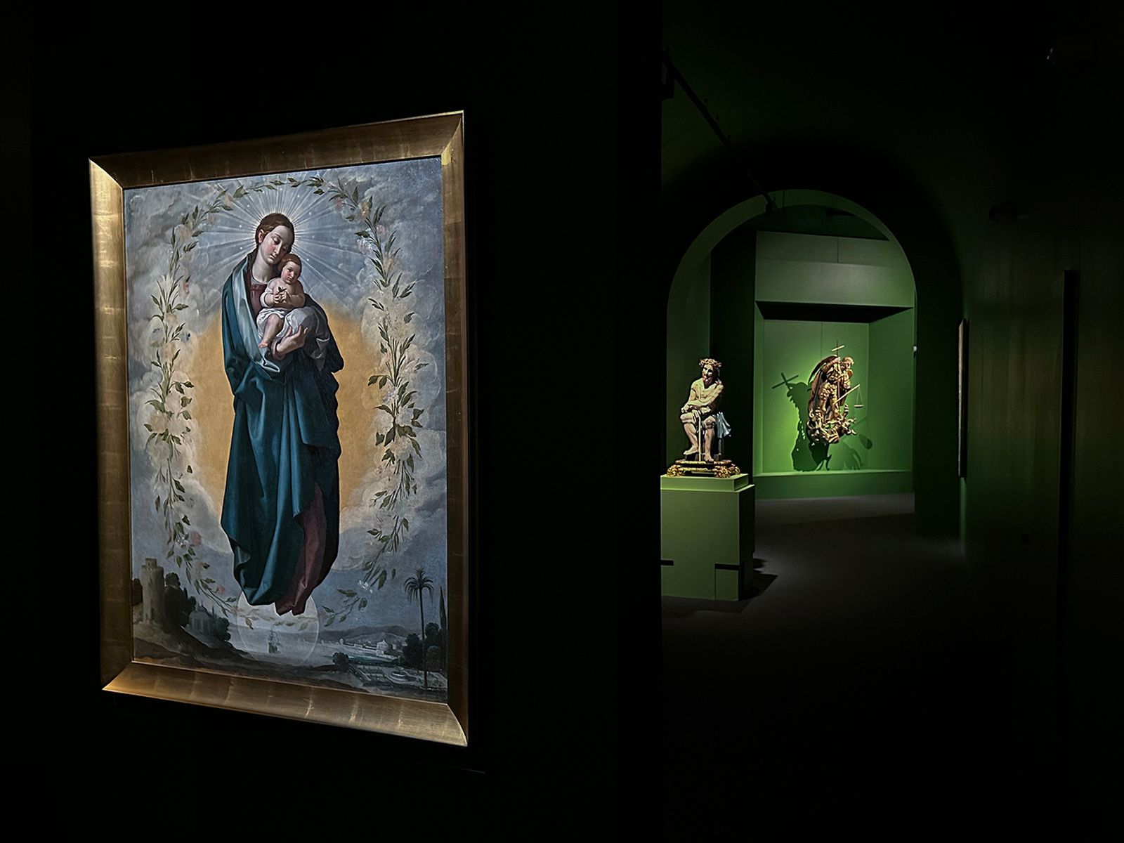 Una Virgen, atribuida a Velázquez, junto al Cristo de la Paciencia, de Salzillo