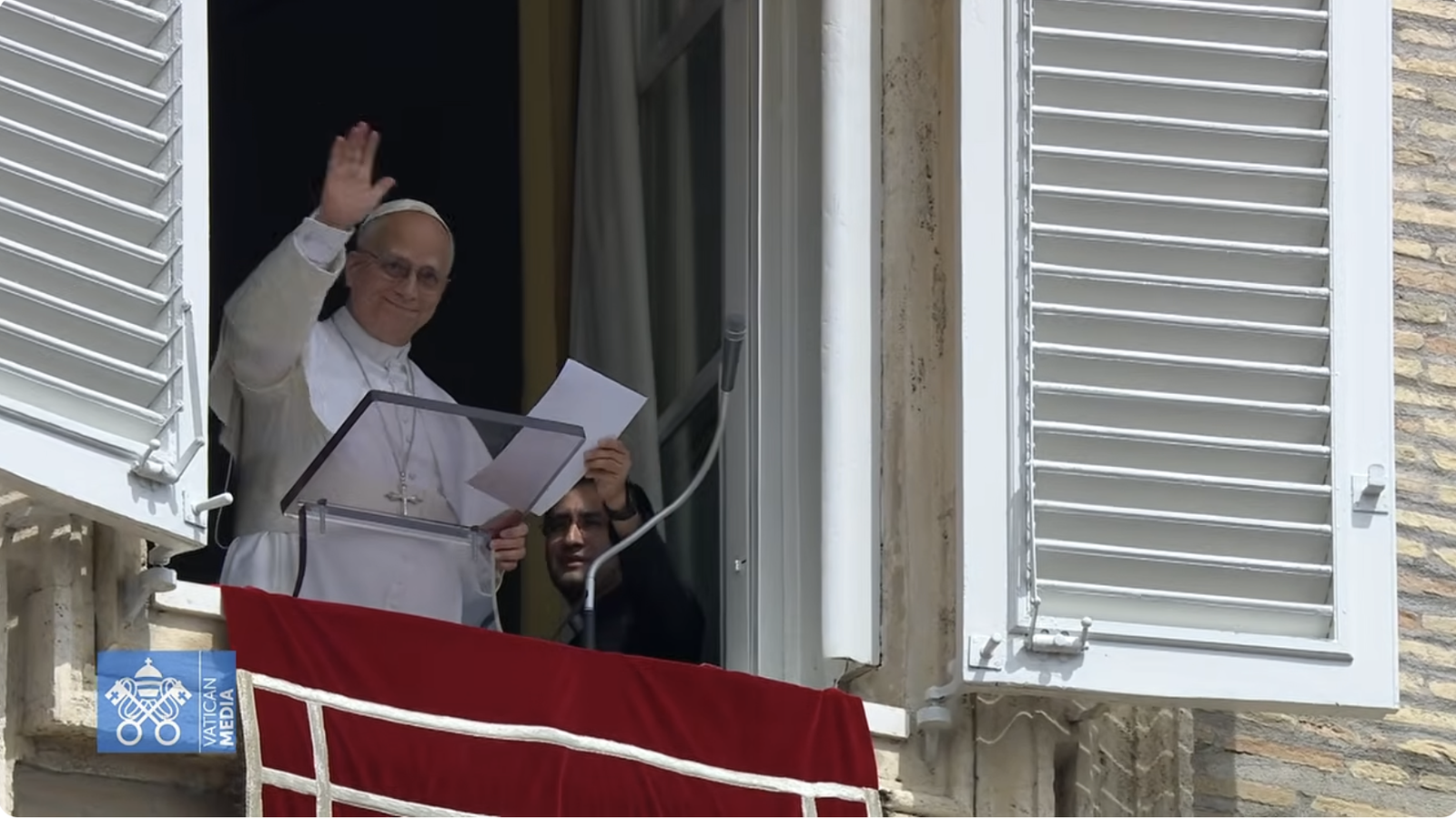 El Papa se asoma al balcón para el rezo del Regina Coeli