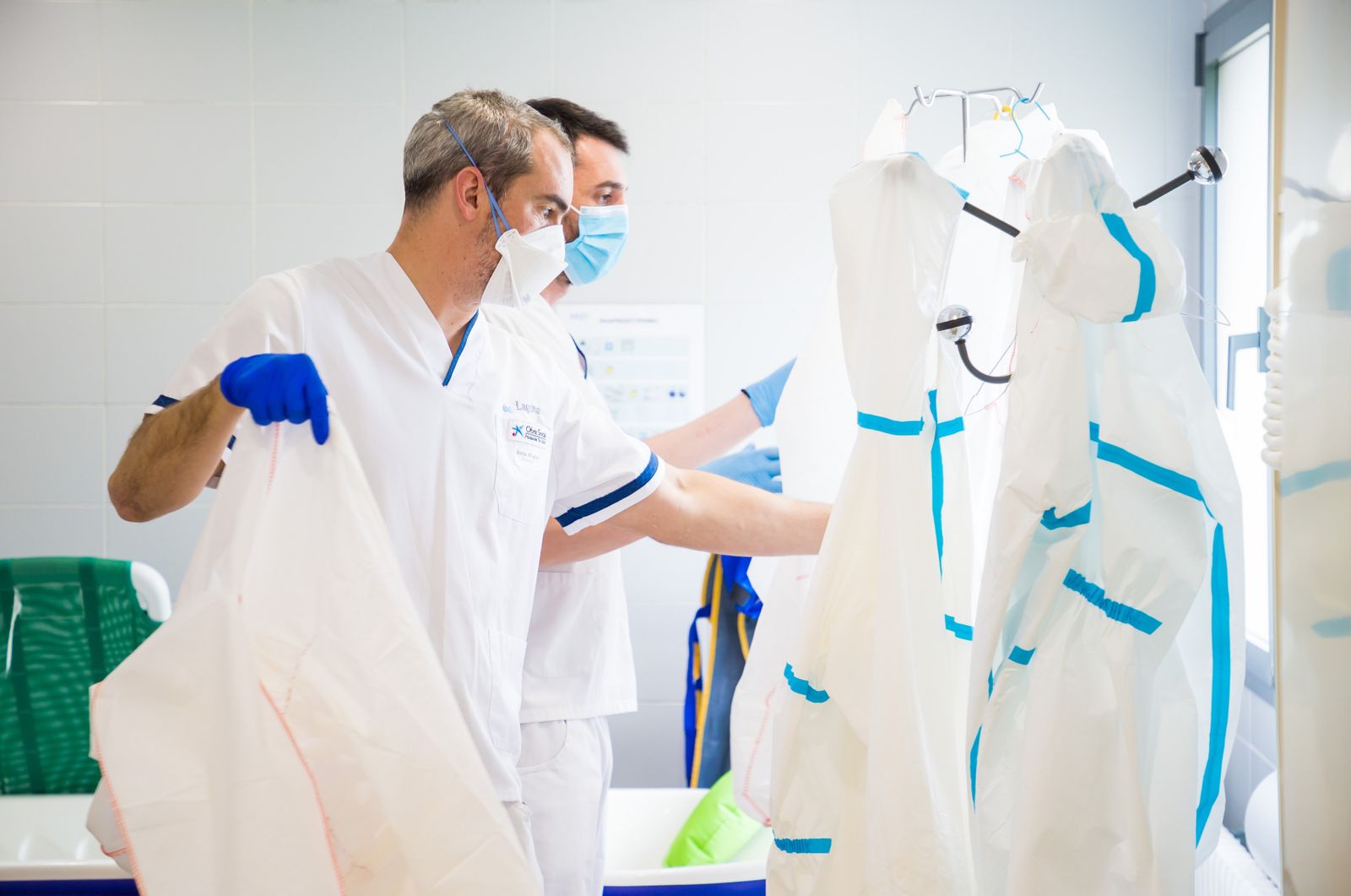 Sanitarios colocándose las EPIS