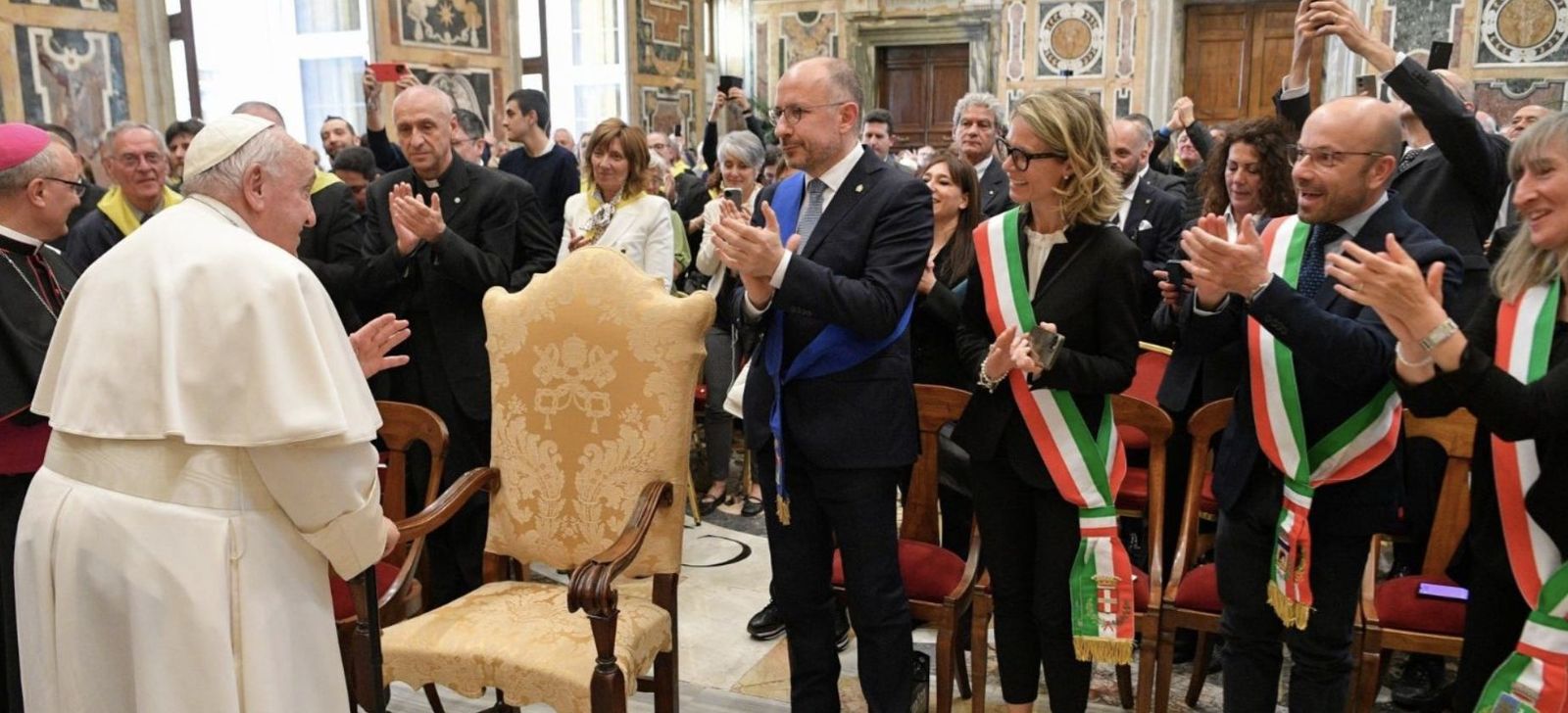 Papa y gente de Asti