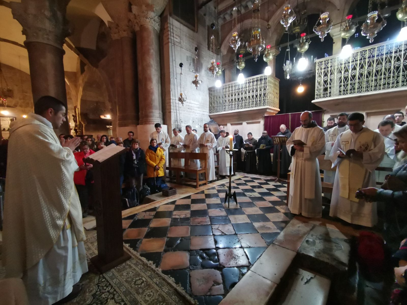 Misa en el Santo Sepulcro con los peregrinos