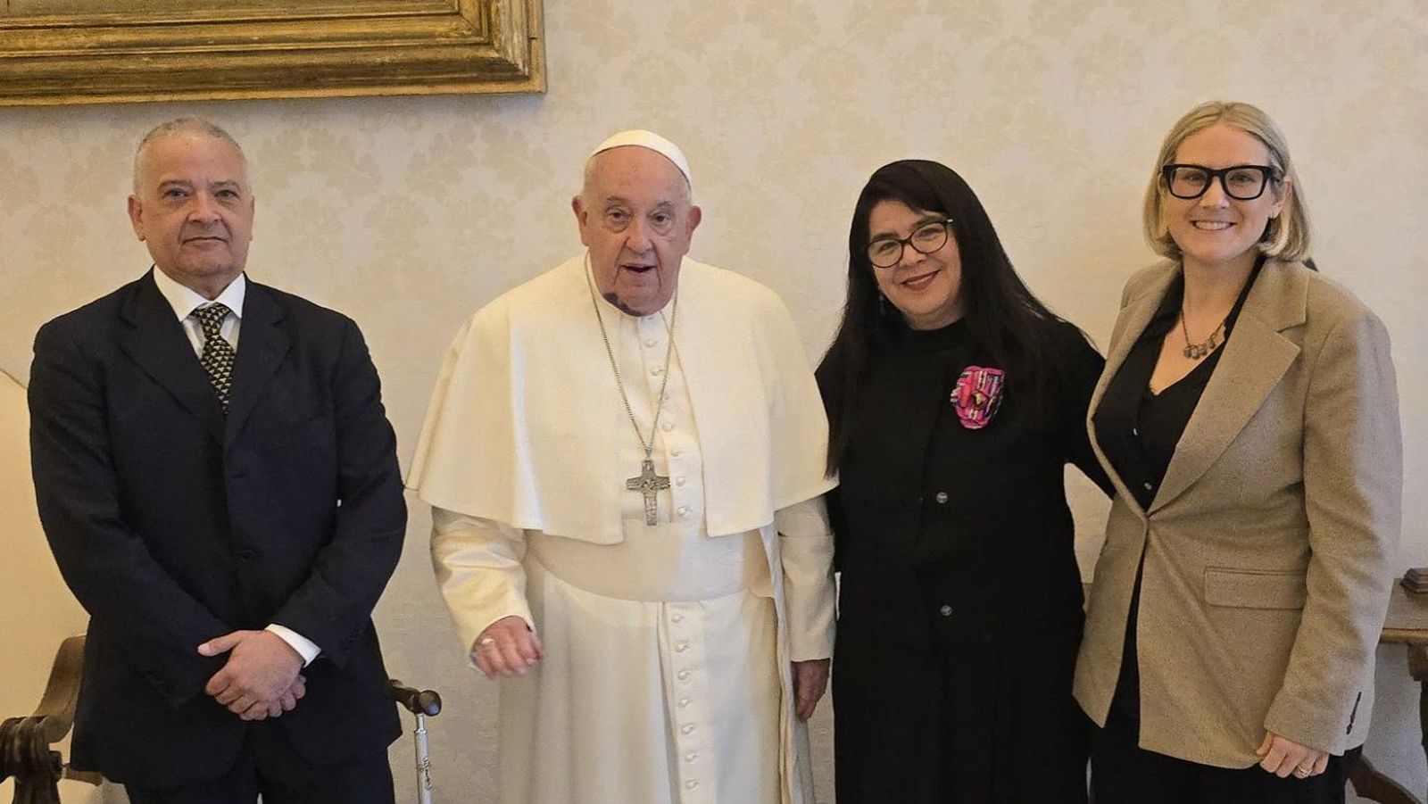 El Papa con Pedro Salinas, Paola Ugaz y Elise Ann Allen