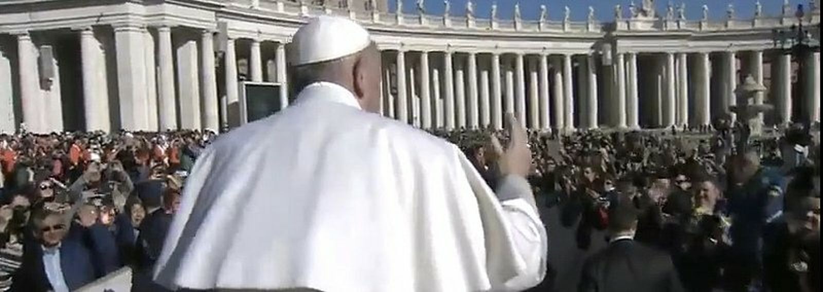 El Papa saluda a la multitud