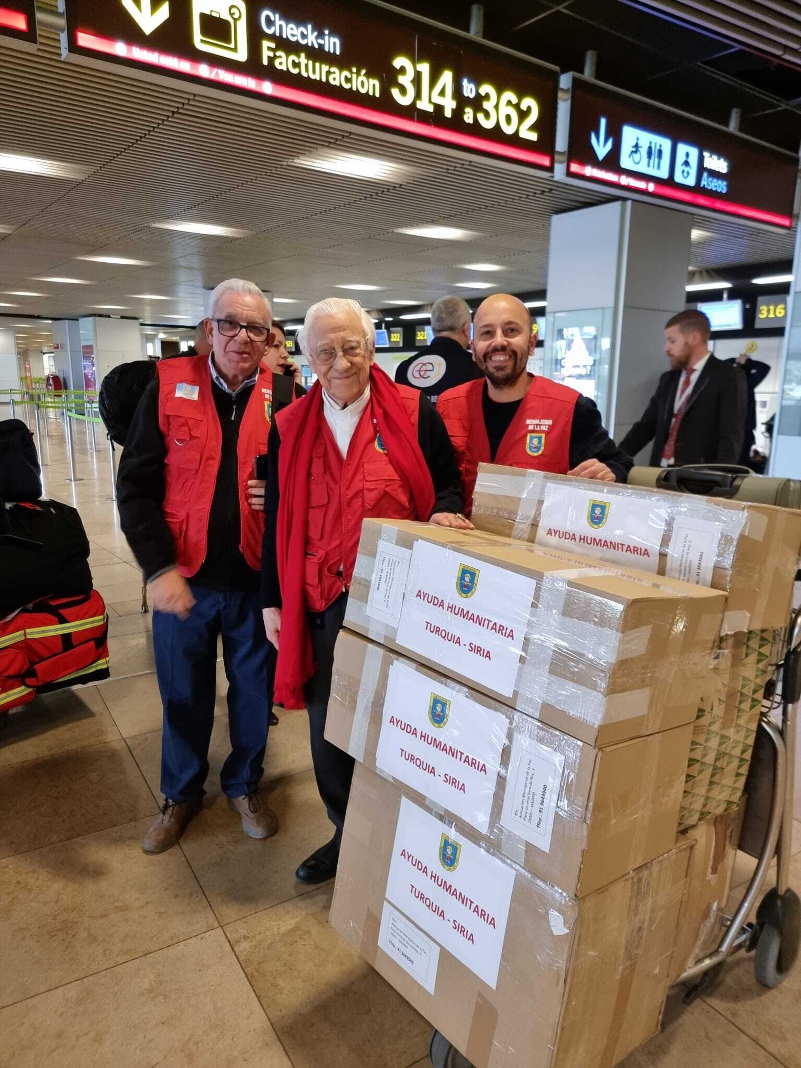 El padre Ángel y Sergio Mella, en Barajas