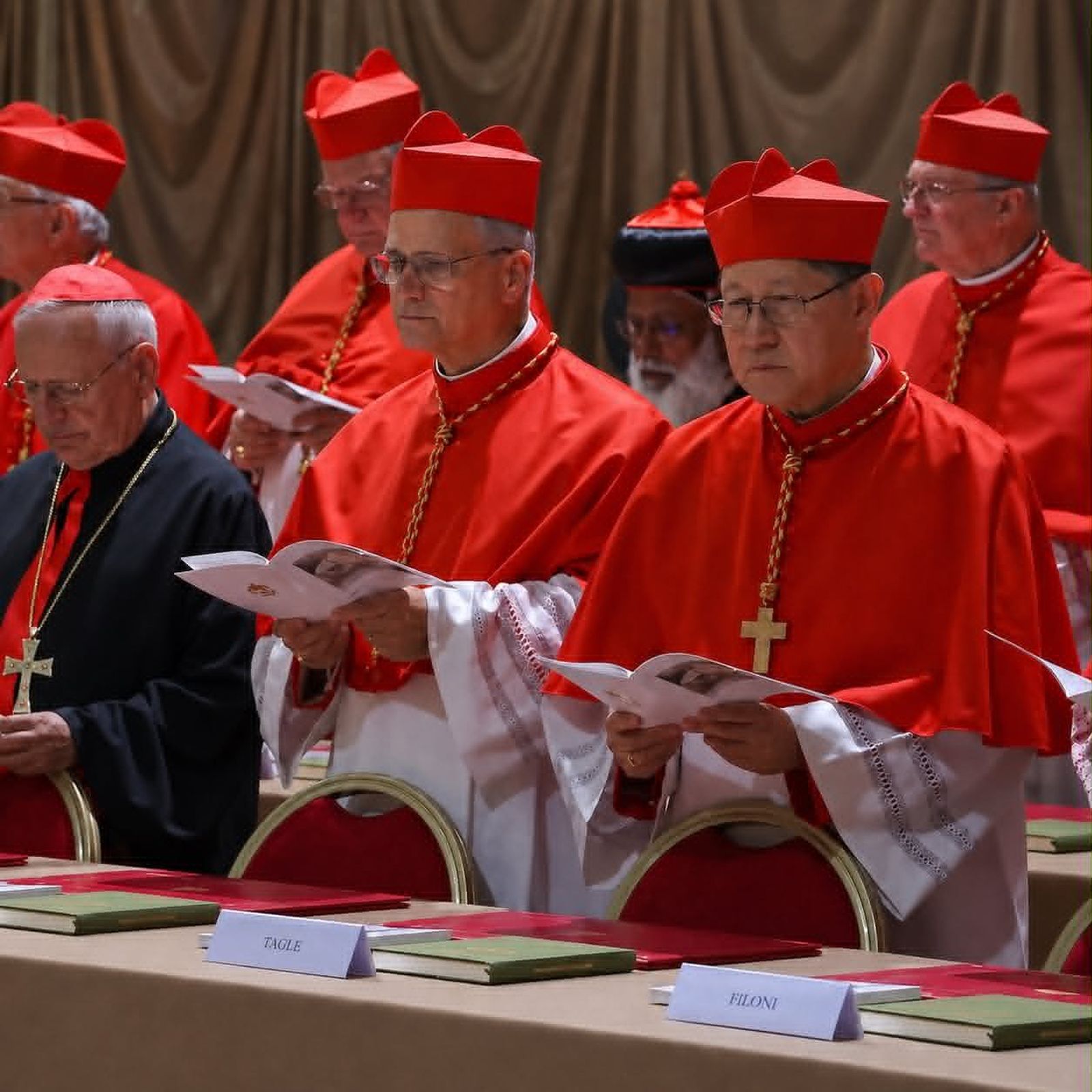 El entonces cardenal Prevost al lado del cardenal Tagle en el Cónclave de 2026.  De los dos que entraron papas en la Capilla Sistina solo uno salió cardenal