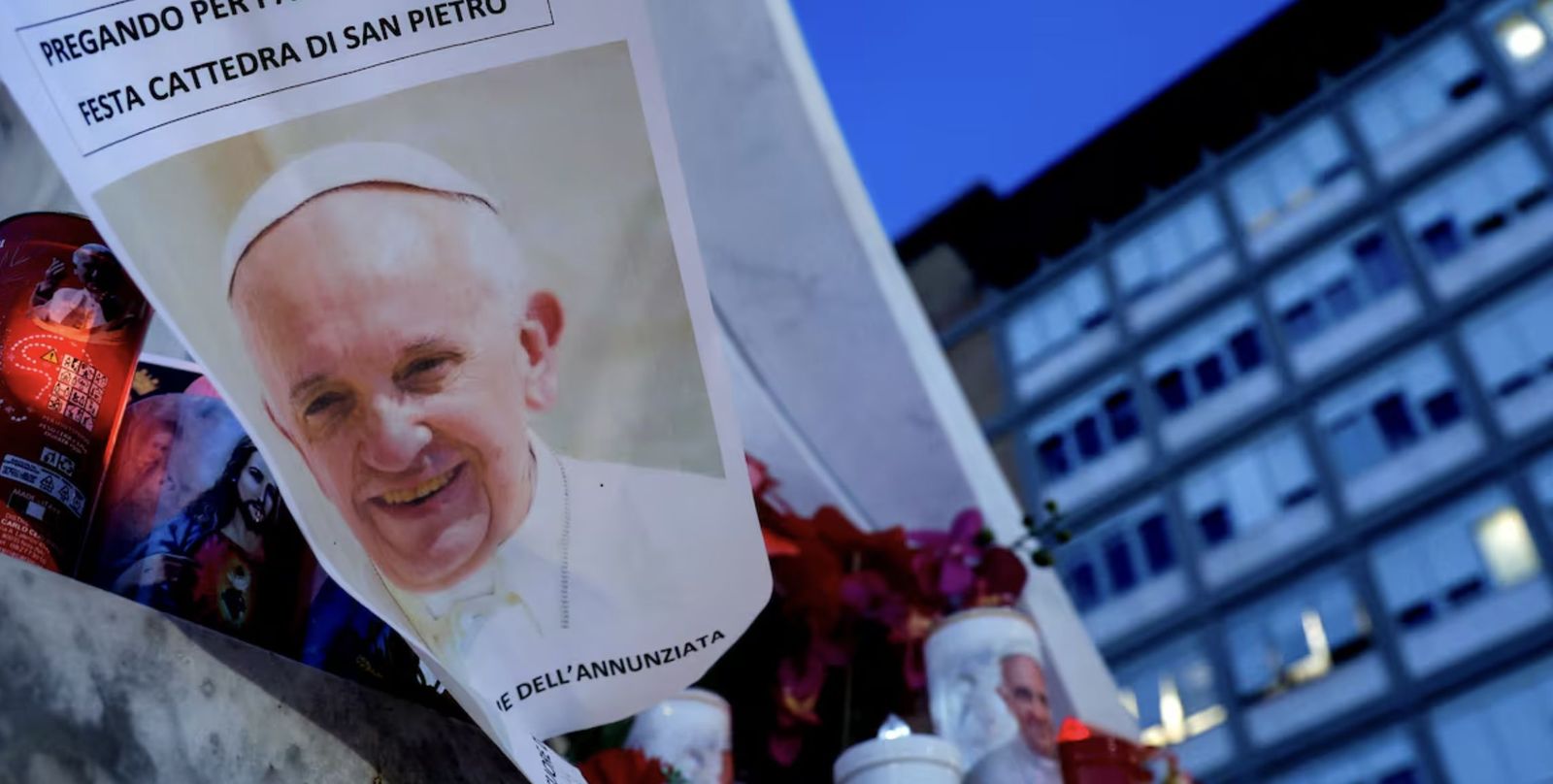 Oraciones por el Papa Francisco ante el Gemelli